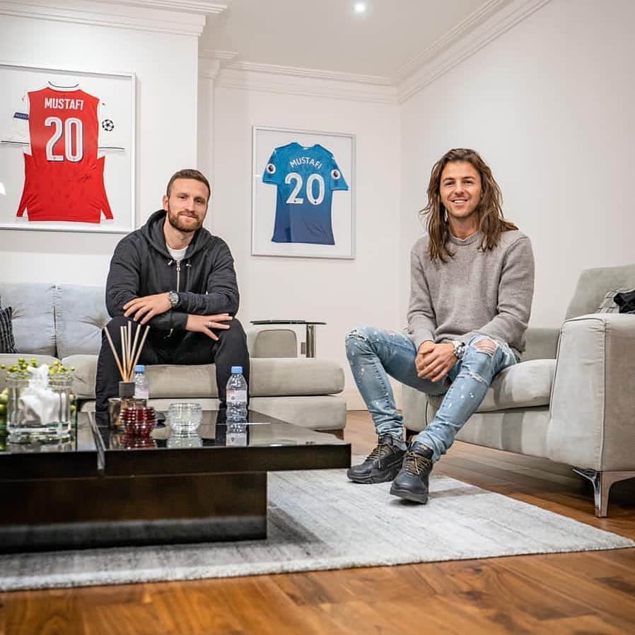 シュコドラン・ムスタフィのインスタグラム：「Riccardo, du warst der beste Gegenspieler meiner Karriere 👑 Respekt, Dicker. Gewinnt eine persönliche Grußbotschaft von mir hier auf Instagram:   Folgt dafür @riccardobasile und mir. 😏   Wie es zu all dem kam, seht ihr ab heute Abend bei „Meine Geschichte“ um 22:30 Uhr auf @skysportde 🤜🏼🤛🏼 #SM20」