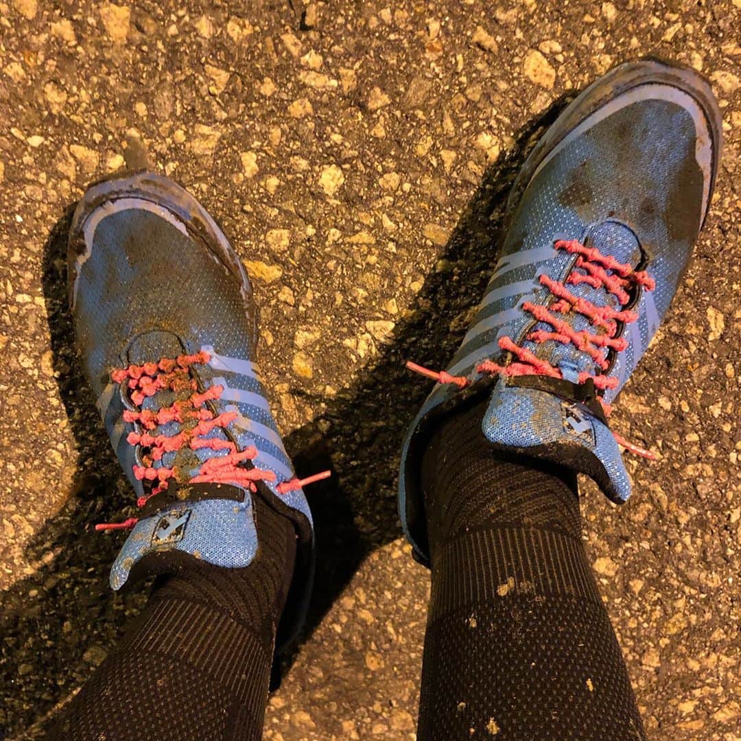 マックス・リンドホルムのインスタグラム：「First trail run ✅ Shoes “broken in” ✅ Definitely harder than imagined. After all this time I let my achilles heal I had my doubts but it handled this like a boss 💪 6/5 will go again! Thanks to @enduretraining for the route recommendation 👏 and apologies to @runlikeafinn for running in the dark for my first trail ever 😅🙏 #trailrunning #running」