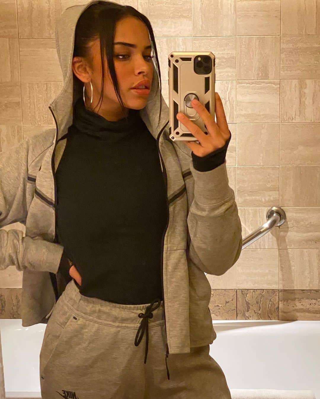 NISRINA SBIAのインスタグラム：「Sheep don't run with lion」