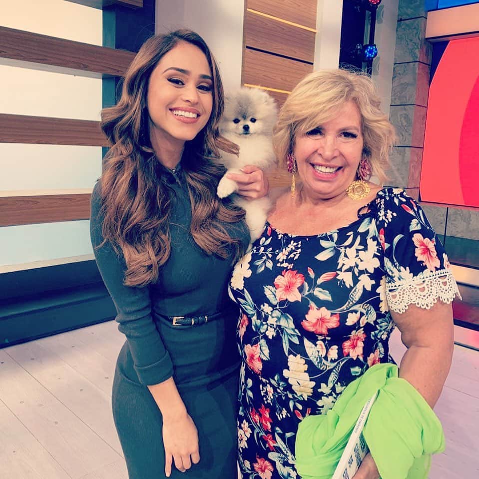 ヤネット・ガルシアのインスタグラム：「Estoy en shock!!!!!!!! 😭💔 RIP 🙏🏻 Mi @magdaproducer te escribo con el corazón hecho mil pedazos, no he parado de llorar desde el momento que supe de tu partida, dejaste huella en mi desde el primer momento en que te conocí, me abrazaste y creíste  siempre en mi, siempre me motivaste a dar lo mejor, siempre me enseñaste que con trabajo fuerte todos los días los sueños se hacen realidad, siempre me enseñaste a tener la mejor actitud a pesar de las adversidades y eso jamás se me olvidará. Estaré siempre agradecida por cada oportunidad que me brindaste @programahoy y por tu hermosa amistad. Eres una mujer que amo y admirare siempre. Ahora tendremos en el cielo un ángel hermoso que nos cuidara y estará con nosotros. @andy_escalona @andy___rodriguez @pau_gonz16 @nat.unicornio11 ❤️ Las amo con todo mi corazón 🙏🏻」
