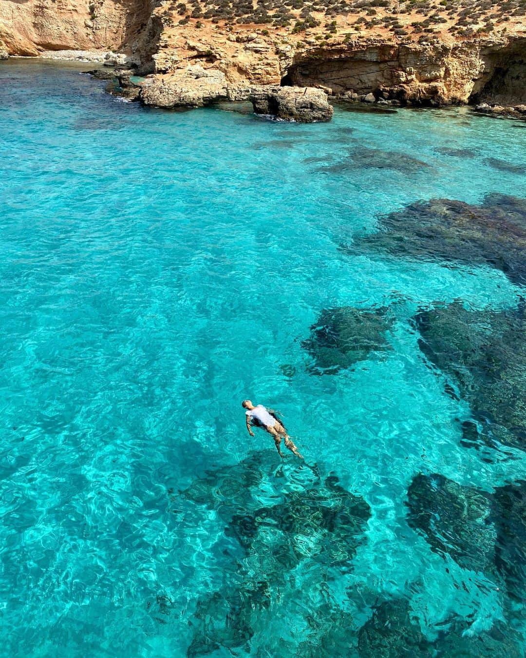 Laraのインスタグラム：「.  💙 . 心洗われる マルタの 海色🤍 🤍 🤍 . . #malta #october2019 #🇲🇹」