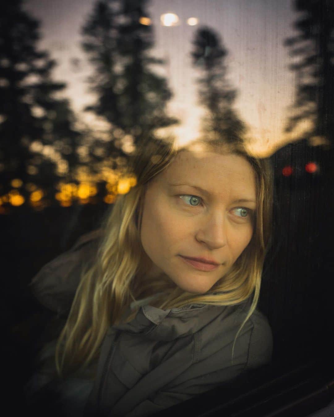 エミリー・デ・レイヴィンさんのインスタグラム写真 - (エミリー・デ・レイヴィンInstagram)「This was such a beautiful sunset I got to enjoy at Mount Rainier. Man that park is stunning!  These pics get me to reflecting, of times Pre covid. I was gonna say to “simpler times”, but they weren’t any simpler really, we just all had the wool pulled over our eyes. Whether it was by society, the media, family, or even by ourselves. Though the immediate future seems bleak, I’m thankful & excited that I see eyes & ears being opened by truth & knowledge. And hoping we can all finally work together to take care of each other. Love eachother. Take care of our planet. And love our planet. And for this worlds new, & hopefully positive, chapter. And please! Don’t forget to #VOTE 🙏 📷: @eb.photogeography  #eqalityforall #blacklivesmatter #blm #endsystemicracism #stopbullying #saveourplanet #respectourplanet #loveourplanet #animalrights #stopgunviolence #guncontrol  #roadtrip #jeepwrangler #rvlife」11月2日 5時39分 - emiliede_ravin