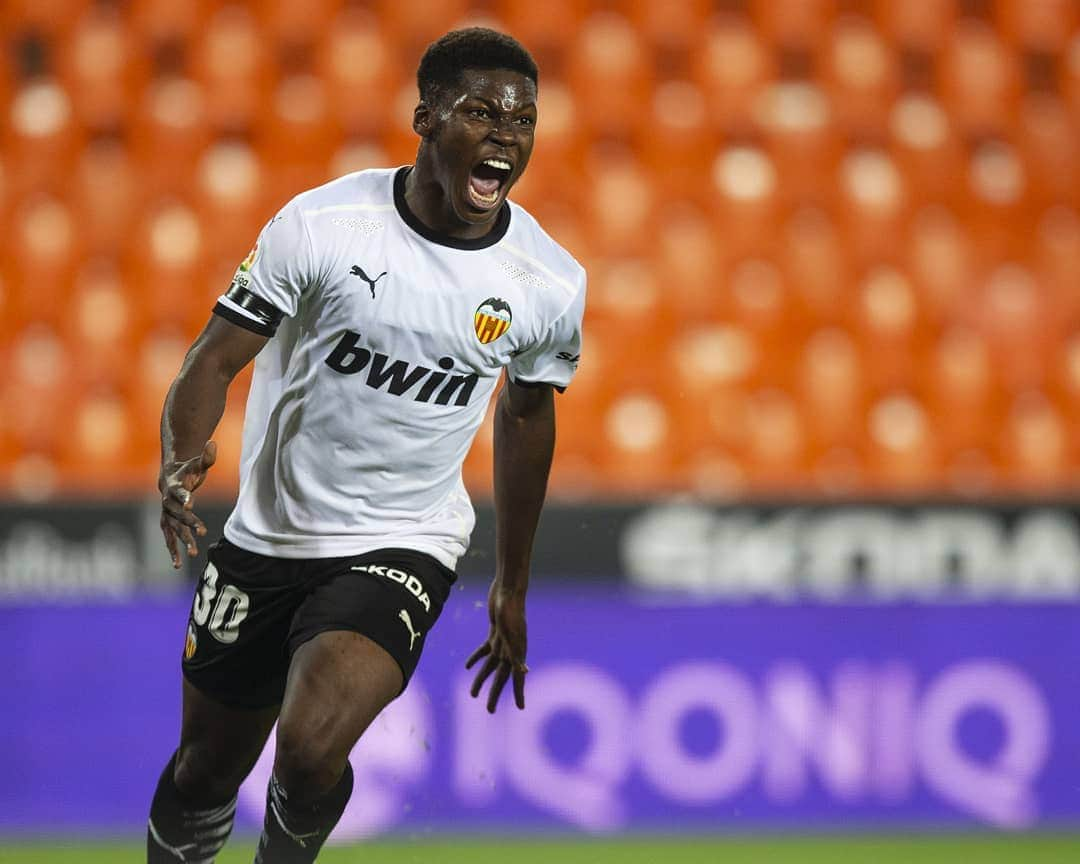 バレンシアCFさんのインスタグラム写真 - (バレンシアCFInstagram)「⚡ @yunus.musah8  😁 Cuando te conviertes en el jugador más joven en marcar un gol con el @valenciacf en @LaLiga en el S.XXI  👉🏽 1⃣7⃣ años y 3⃣3⃣8⃣ días 👈🏽  #ValenciaGetafe 🦇🔵」11月2日 5時40分 - valenciacf