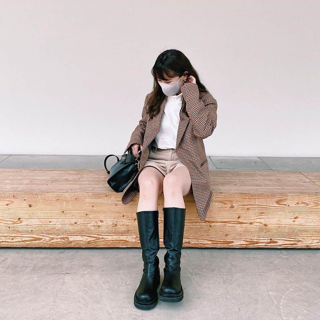 かほこ。さんのインスタグラム写真 - (かほこ。Instagram)「ㅤㅤㅤㅤㅤㅤㅤㅤㅤㅤㅤㅤㅤ ㅤㅤㅤㅤㅤㅤㅤㅤㅤㅤㅤㅤㅤ jacket : #estnation tops : #uniqlou pants : #zara bag : #lowrysfarm boots : #kaleno ㅤㅤㅤㅤㅤㅤㅤㅤㅤㅤㅤㅤㅤ メンズのジャケット、前も横も後ろもシルエットが大好きすぎる、、😭❤️ ㅤㅤㅤㅤㅤㅤㅤㅤㅤㅤㅤㅤㅤ ブーツ、歩きまくった日でも疲れないお気に入りです❤︎ ㅤㅤㅤㅤㅤㅤㅤㅤㅤㅤㅤㅤㅤ #kaho_fashion」11月1日 20時50分 - xxokohakxx