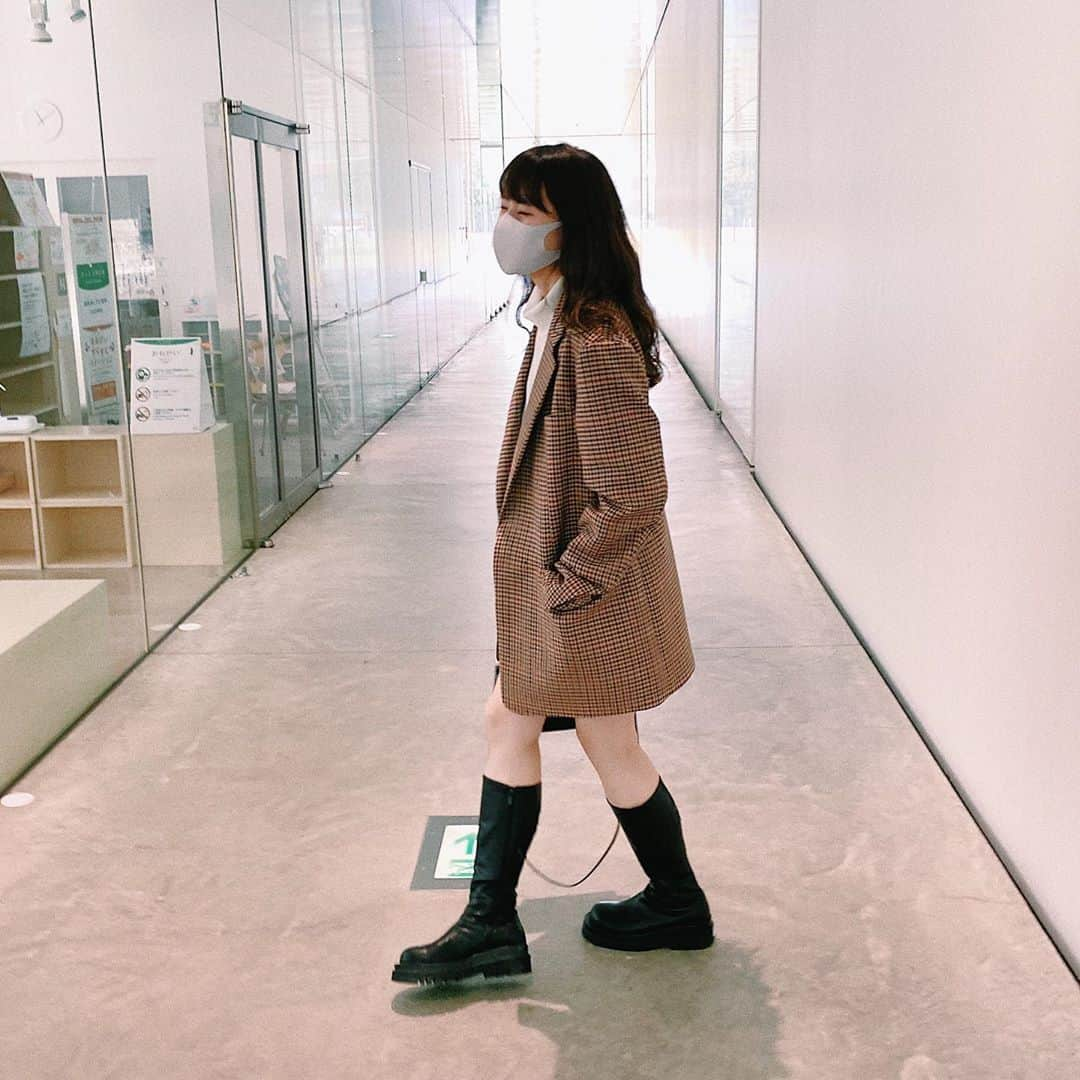 かほこ。さんのインスタグラム写真 - (かほこ。Instagram)「ㅤㅤㅤㅤㅤㅤㅤㅤㅤㅤㅤㅤㅤ ㅤㅤㅤㅤㅤㅤㅤㅤㅤㅤㅤㅤㅤ jacket : #estnation tops : #uniqlou pants : #zara bag : #lowrysfarm boots : #kaleno ㅤㅤㅤㅤㅤㅤㅤㅤㅤㅤㅤㅤㅤ メンズのジャケット、前も横も後ろもシルエットが大好きすぎる、、😭❤️ ㅤㅤㅤㅤㅤㅤㅤㅤㅤㅤㅤㅤㅤ ブーツ、歩きまくった日でも疲れないお気に入りです❤︎ ㅤㅤㅤㅤㅤㅤㅤㅤㅤㅤㅤㅤㅤ #kaho_fashion」11月1日 20時50分 - xxokohakxx