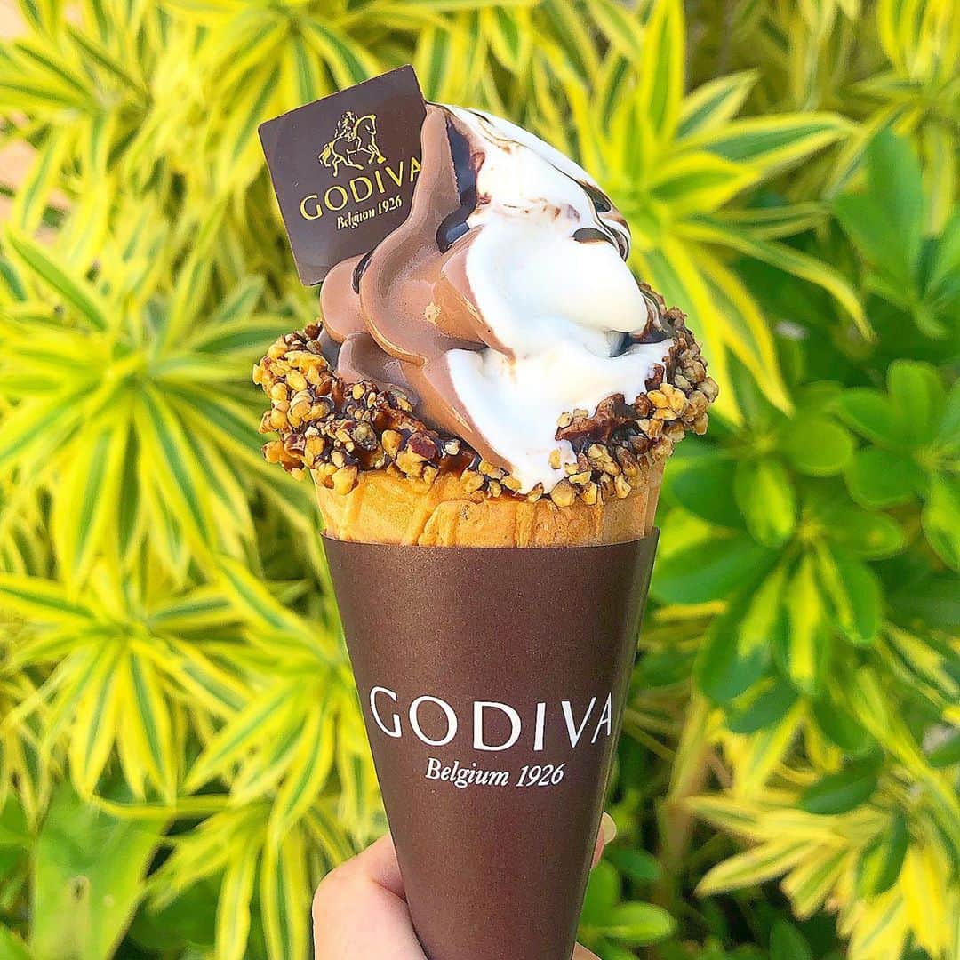 榊山敬代のインスタグラム：「🍫🍦♪… . たまに食べたくなる ソフトクリームの巻  最近おうちカフェのブームが過ぎて ケーキをあまりたべてないのだけど アイスは大好きで冷凍庫に常に補充  この日はお天気もよかったので ソフトクリーム気分でとろける  風が強かったので早く食べないと 溶けちゃうというミッション付き  やっぱり外の空気でいただく スイーツは格別においしいナ  久しぶりに外出シリーズの記録  #また食べたい . . 🍦✨… . . ところでグリーンを見て おもいだしましたけれど  最近緑色の濃ゆい 蛇の夢をみました  家のなかをニ匹の大きな蛇さんが ニョロニョロしてる不思議な夢で  もしかしたらこのアトリエをいつも 守ってくださっている精霊さんかな  と… 🐍🐍…  見えないけれどそう信じたくなるような 不思議な夢のひとコマでしたので記録📝  それにしましても最近夢がおもしろくて 夢日記をときどき記し始めているこの頃  そのひとコマはまたブログへとつづって おこうかなとたまには違う視点も貴重也  😪💭✏️📖… ・ ・　 ・ ・ ・ #Autumn #食欲の秋  #GODIVA #ゴディバ  #アイスクリーム #ソフトクリーム #icecream #softcream #sweets #チョコレート #chocolate #スイーツ #おやつ　#気分転換　#ご褒美 #日本画家 の #夢日記」