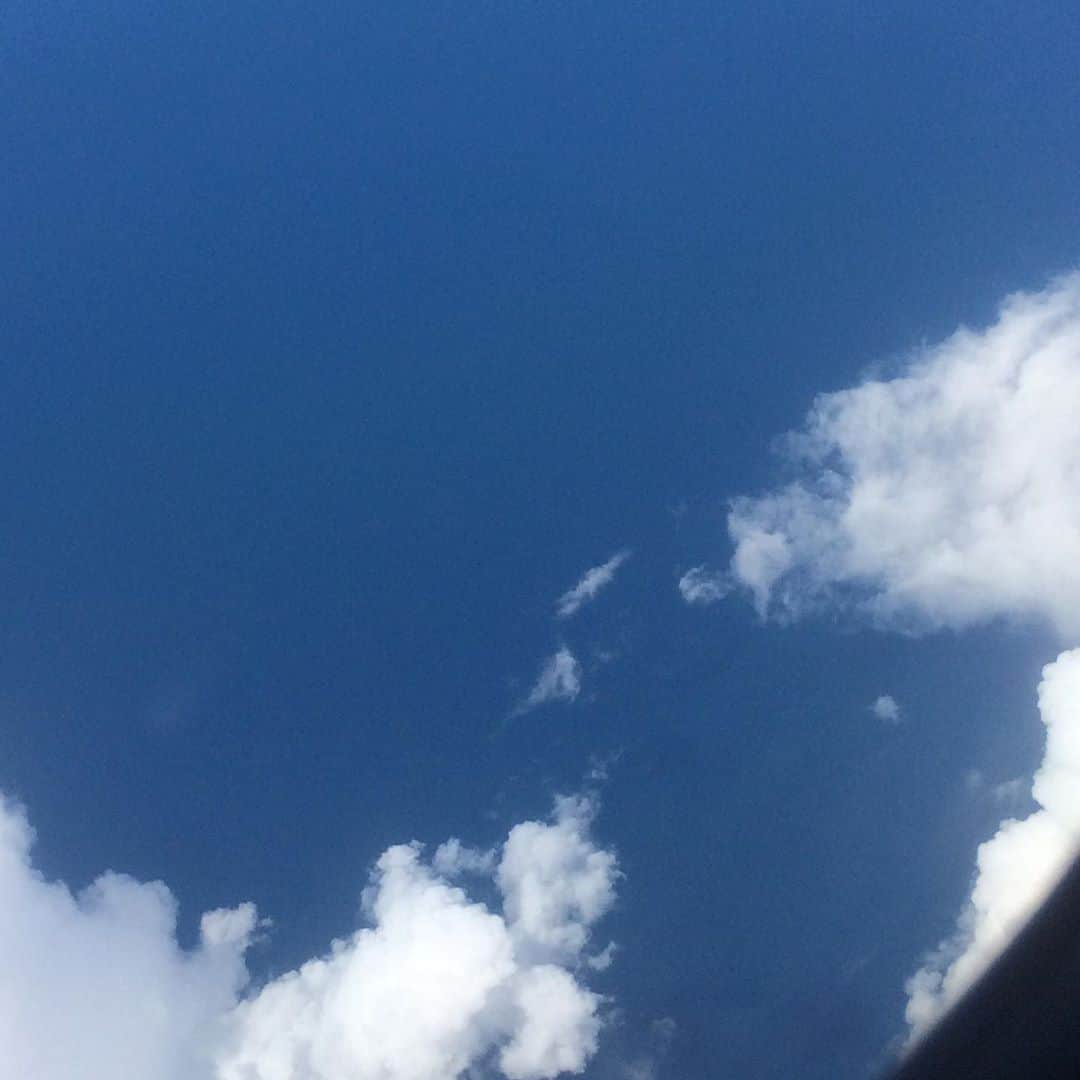 ラリー・ギリアード・Jrさんのインスタグラム写真 - (ラリー・ギリアード・JrInstagram)「When it’s so blue that you can’t tell if it’s up through the sunroof clouds or down through the window clouds! What do you think? Sky or Water? Verdict? #skywater #watersky #2020」11月1日 20時44分 - thereallgjr