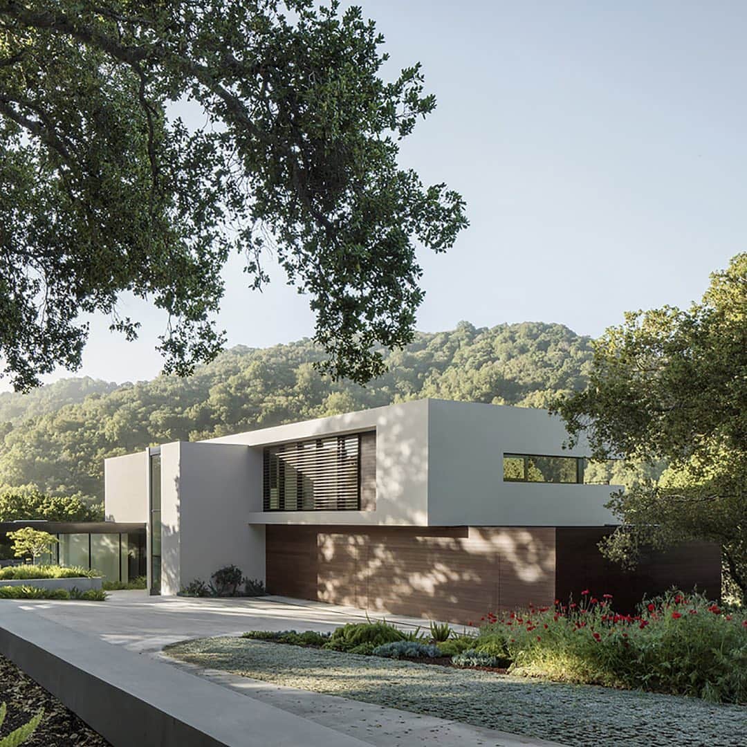 HYPEBEASTさんのインスタグラム写真 - (HYPEBEASTInstagram)「#hypelife: Check out @feldmanarchitecture’s Slot House tucked into the hills of Los Altos, California. The secluded home’s name is derived from the “slot” that divides the house’s spacious nooks, physically distinguishing public and private space while encouraging natural light and skyward views. Swipe to take a look.⁠⠀ Photo: @adamrousephoto」11月1日 20時46分 - hypebeast