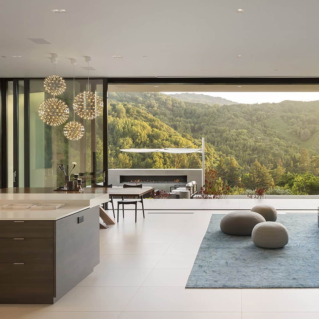 HYPEBEASTさんのインスタグラム写真 - (HYPEBEASTInstagram)「#hypelife: Check out @feldmanarchitecture’s Slot House tucked into the hills of Los Altos, California. The secluded home’s name is derived from the “slot” that divides the house’s spacious nooks, physically distinguishing public and private space while encouraging natural light and skyward views. Swipe to take a look.⁠⠀ Photo: @adamrousephoto」11月1日 20時46分 - hypebeast