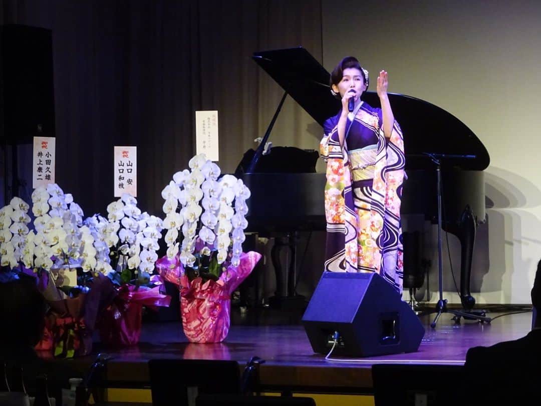 小桜舞子さんのインスタグラム写真 - (小桜舞子Instagram)「四日市で迎えた１１月の始まり。 株式会社HASコーポレーション様の「Yokkaichi hall」のオープン記念イベントで、昨日と今日と歌わせていただきました。 パフォーマンスを生でお届けできる場所が新たに増える… なんてありがたいことなのでしょう。 皆さんお世話になりました！ ＼(≧∇≦)／  #三重県 #四日市市 #小桜舞子」11月1日 20時47分 - kozakura_maiko