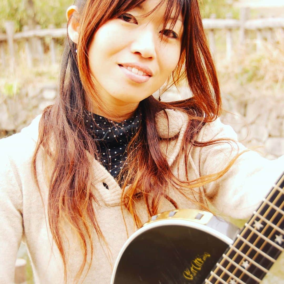 Ritsukoさんのインスタグラム写真 - (RitsukoInstagram)「ギター遍歴（使用ギター） 3 ギブソン チェット・アトキンス これも学生時代レスポールのローンが終わるくらいに買った。フレットの☆が可愛いという理由で。このチェット・アトキンスは主にソロのLitsuko名義で使ってましたが、買ったのはキラキラ☆スナイパーのときで、使うような曲なかったけど、イキってレスポールと2本、ライブに持っていってた。自転車と電車乗って。30分のライブで2本使う必要ある？クレイジーであった学生時代は、バンドとバイトばかりしていた。」11月1日 20時49分 - litsuko721