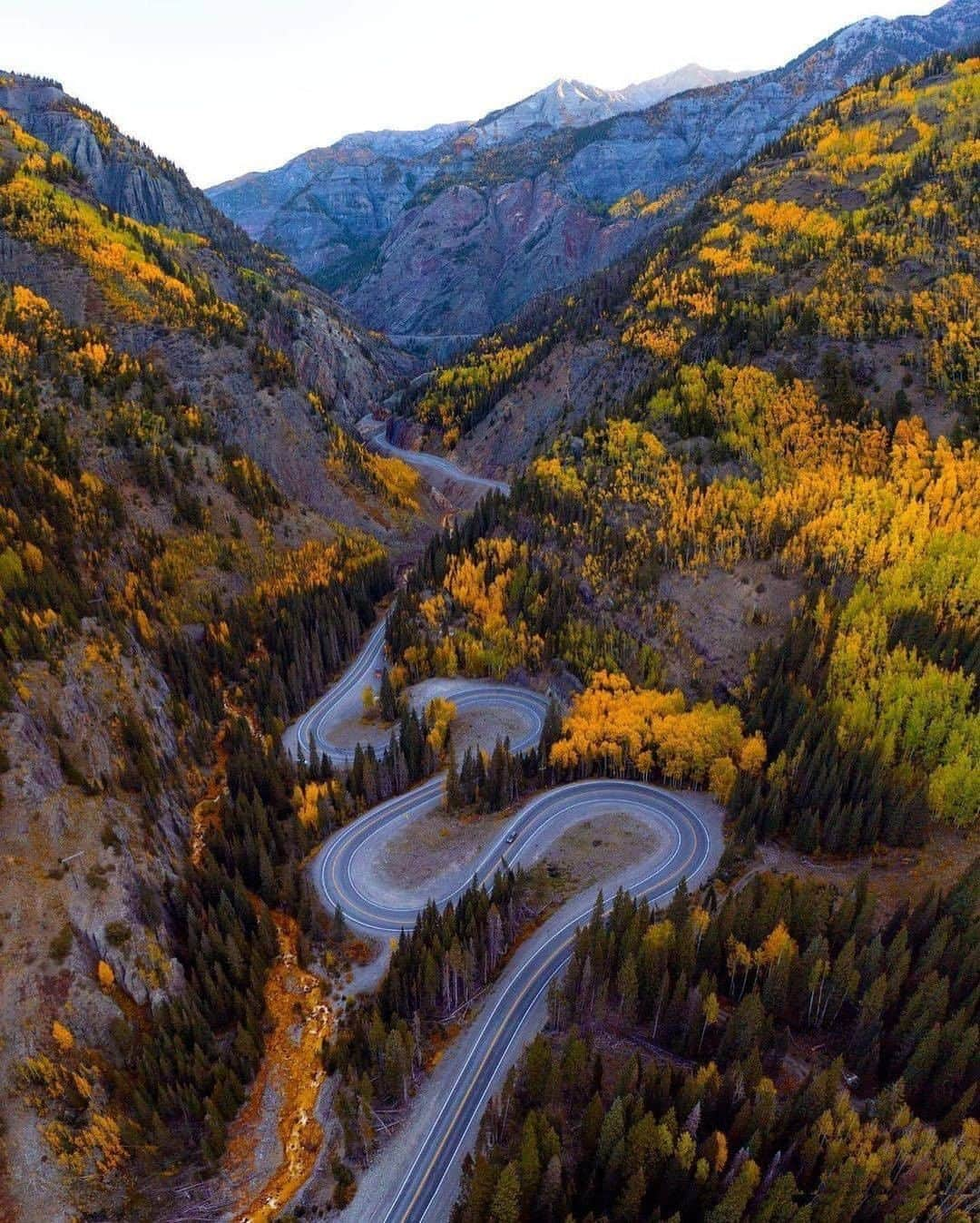 Discover Earthさんのインスタグラム写真 - (Discover EarthInstagram)「Who would you ride on a road trip with? 🛣️ #discovertheroad with @nathanleeallen  . . . .  #newhampshire  #nh  #whitemountains  #603  #newengland  #roadtrip  #ontheroad  #road  #camping  #vanlife  #roadtrippin #fall #autumn」11月1日 21時00分 - discoverearth