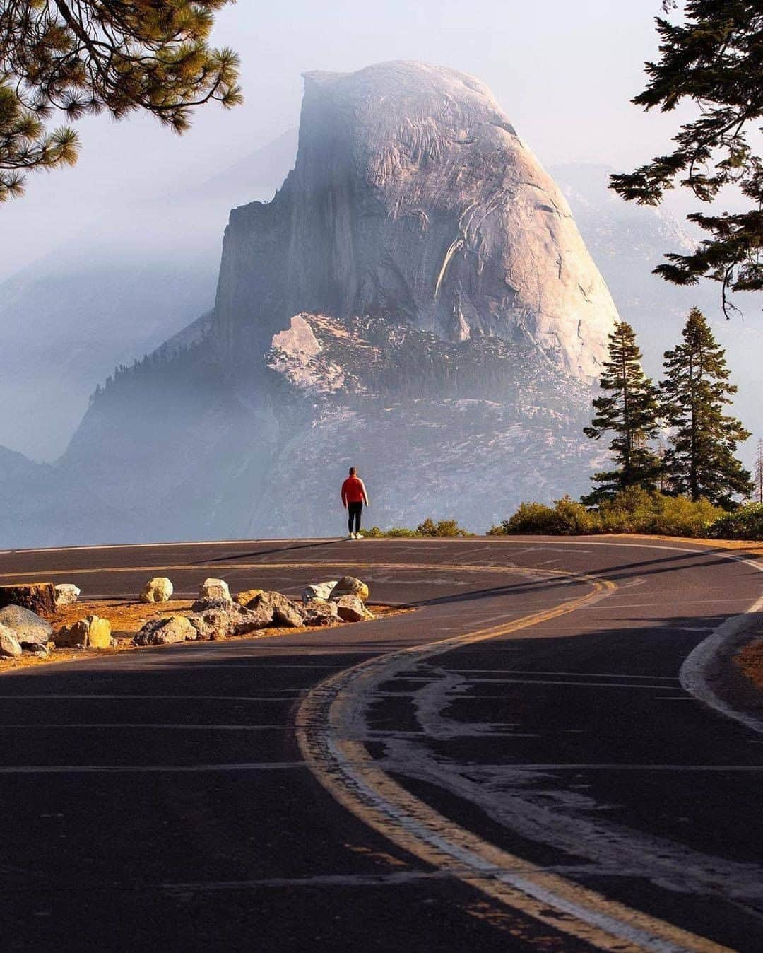 Discover Earthさんのインスタグラム写真 - (Discover EarthInstagram)「Who would you ride on a road trip with? 🛣️ #discovertheroad with @nathanleeallen  . . . .  #newhampshire  #nh  #whitemountains  #603  #newengland  #roadtrip  #ontheroad  #road  #camping  #vanlife  #roadtrippin #fall #autumn」11月1日 21時00分 - discoverearth