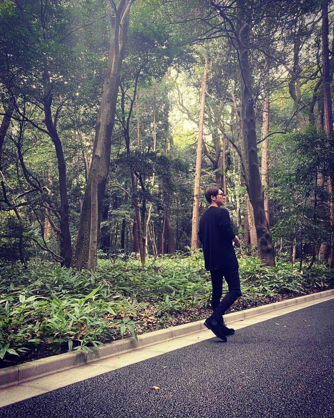 與真司郎さんのインスタグラム写真 - (與真司郎Instagram)「お散歩デート🚶‍♂️🌲 #彼女に盗撮された風 #現実は男性マネージャーさんと🥺 #周りに人がいないことを確認しマスクを外して撮りました」11月1日 20時51分 - shinjiroatae1126