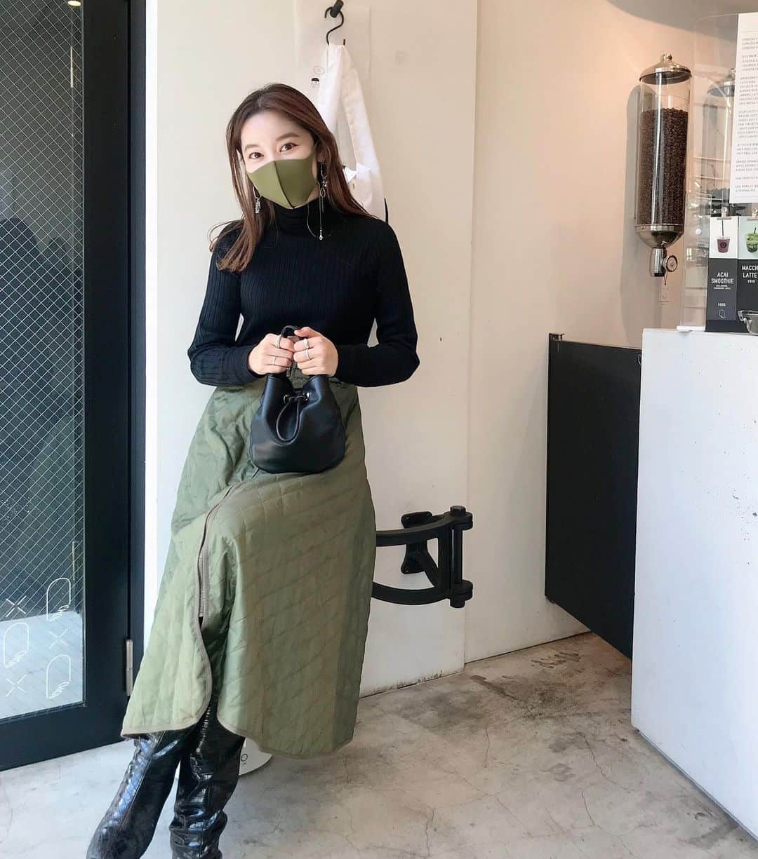 mina hinokuchiのインスタグラム：「. 最近良く行く、会社の近くのコーヒーショップ☕️ ここのアーモンドラテとクッキーがお気に入り！ 水〜金は、お弁当も出てて 日替わりのお弁当がまた美味しい♡笑 (2〜4枚目は最近のお弁当🍱) . . 最近は、お洋服とマスクのカラーを合わせたり マスクストラップ付けるのが日課に☀︎ もうすぐChicoにも可愛いマスクストラップ入荷します😎😎 . . #whoswhochico #salonbychico #フーズフーチコ　#coffee #明治神宮前カフェ #表参道カフェ #キャットストリート　#chopcoffee」