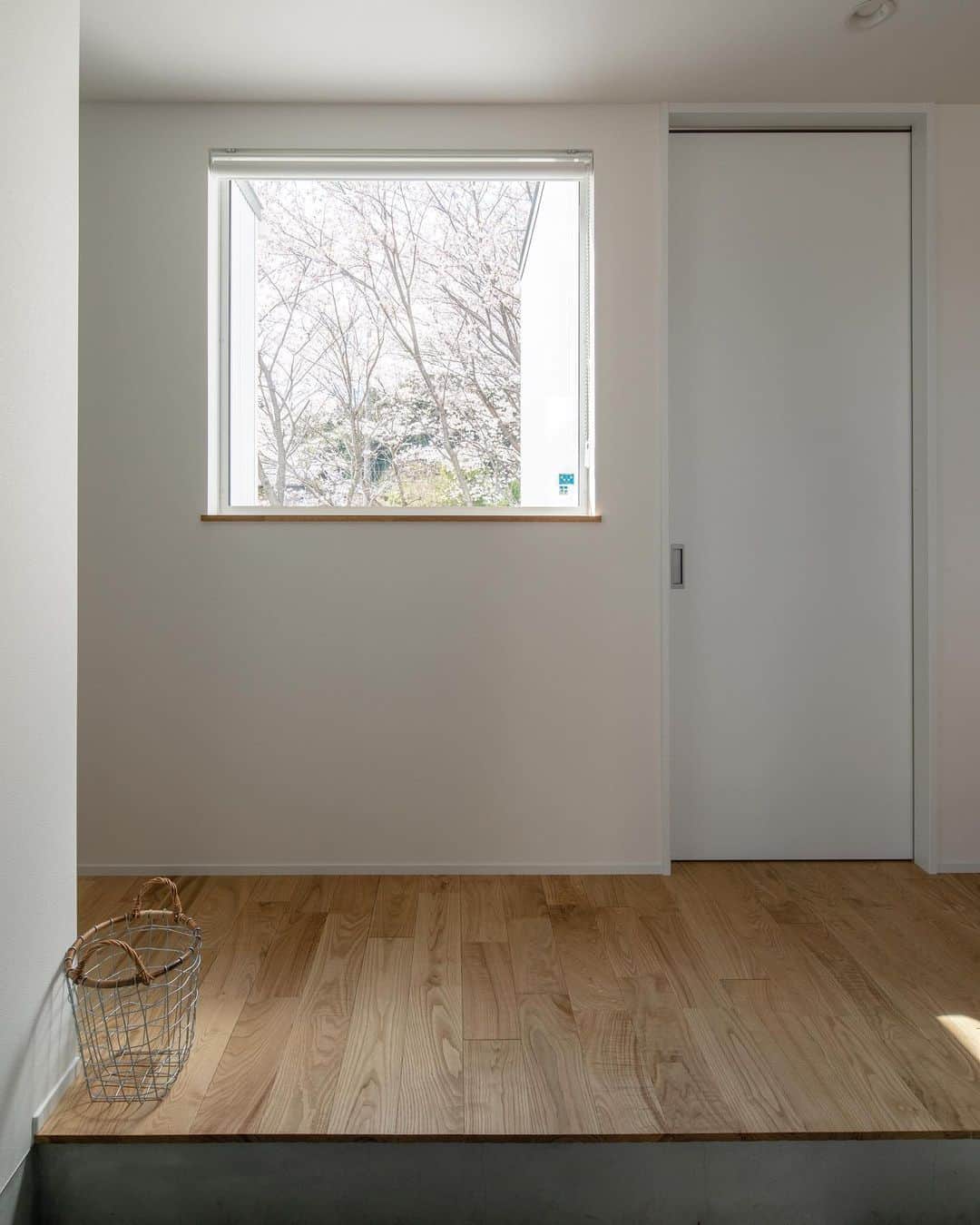 ルポハウス一級建築士事務所さんのインスタグラム写真 - (ルポハウス一級建築士事務所Instagram)「・ ・ ・ ドアを開けると正面に、その先の景色を絵のように切り取るFIX窓。 ・ 何気なく部屋から部屋へと行き来する間にも、四季折々の景色がそばにあります。 ・ ・ ・ 𓐌𓐌𓐌𓐌𓐌𓐌𓐌𓐌𓐌𓐌𓐌𓐌𓐌𓐌𓐌𓐌𓐌𓐌  ルポハウスの施工事例はこちらまで☞ @reposhouse  𓐌𓐌𓐌𓐌𓐌𓐌𓐌𓐌𓐌𓐌𓐌𓐌𓐌𓐌𓐌𓐌𓐌𓐌 #ルポハウス は#ちょっとかっこいい家 を"友人のために" という思いでつくっています。 一生に一度の#マイホーム。 「あなたにしかできない」×「ルポハウスだからできる」で、 私たちだけの#家づくり を思いっきり楽しんでみませんか？！ ・ ・ ・ #住宅 #注文住宅 #新築一戸建て #デザイナーズ住宅  #一級建築士事務所 #設計事務所  #滋賀県大津市 #滋賀県草津市 #滋賀県栗東市  #滋賀県近江八幡市 #玄関インテリア #土間玄関 #カフェスタイルの家 #モルタル仕上げの土間 #fix窓 #ピクチャーウィンドー」11月1日 20時52分 - reposhouse