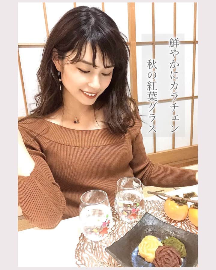 三佐和あやのインスタグラム：「おやつの秋...🍁 彩りを添えてくれるのは 冷感で色が変わる可愛いグラス🥂 @marumo_1887   紅葉がきれいでしょ〜🍁 10月15日発売されたばかりの 『愛でる野山の錦』冷感紅葉グラスです〜✨  飲み物だけじゃなくて ヨーグルト入れたら 色変わりました♪ 発見〜😊💛 これ可愛い♪  寝る前に 腸内環境整えるのと、冷え防止に、ヨーグルトに生姜シロップかけて食べたりするんですよね〜😋  グラスが可愛いと 楽しみが増えますよね🍁🍁🍁贈答品にも喜ばれるはず♫  #おうちごはん #おうちカフェ #カフェ #カフェスタグラム #おうち #ママ #丸モ高木陶器 #冷感桜 #冷感紅葉 #グラス好き #冷感 #pr #トリドリベース」