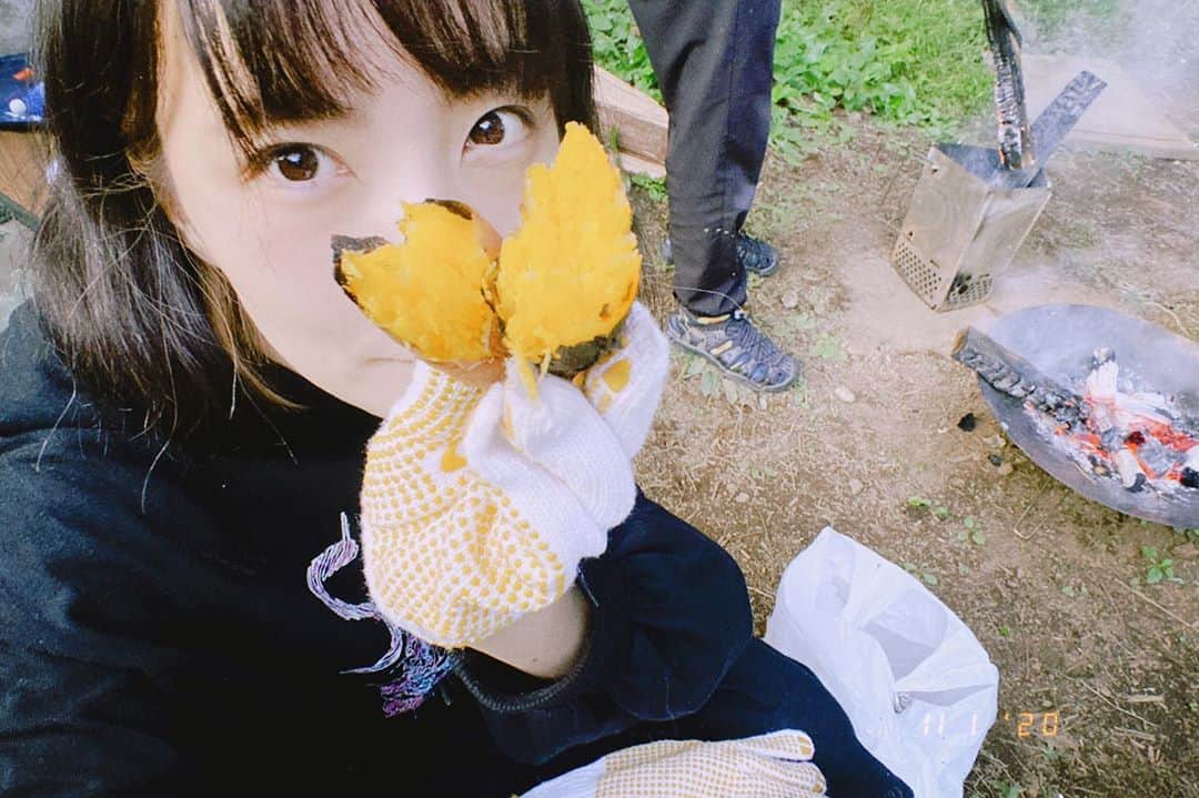 ひらさわあくびのインスタグラム：「\\ニガミキャンプ写真// 焼き芋、里芋アルミホイルぐるぐる炎放り投げ焼きがほんとうおいしかったーーー #ニガミ17才」