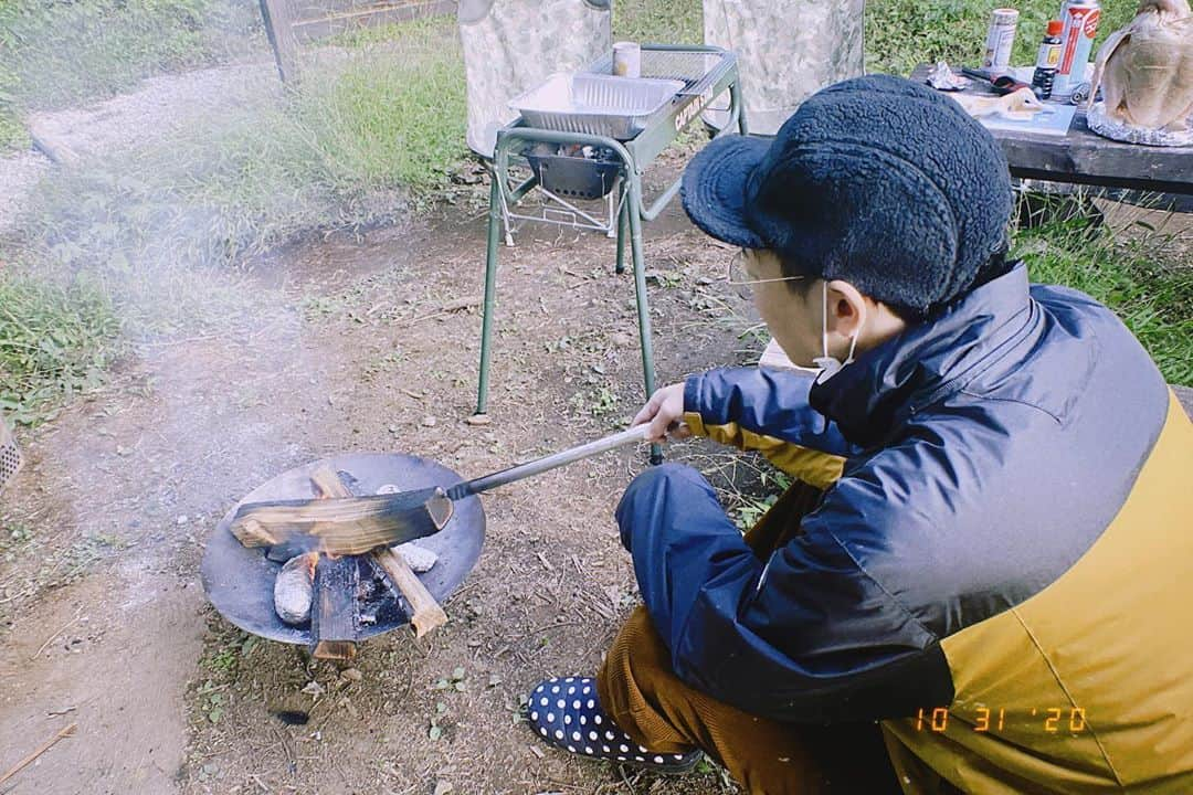 ひらさわあくびさんのインスタグラム写真 - (ひらさわあくびInstagram)「\\ニガミキャンプ写真// 焼き芋、里芋アルミホイルぐるぐる炎放り投げ焼きがほんとうおいしかったーーー #ニガミ17才」11月1日 20時53分 - akubi_nigami