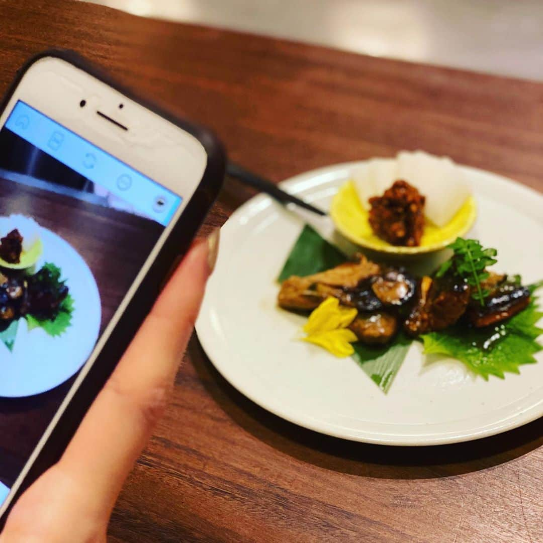 落合由佳のインスタグラム：「.✳︎ とりあえずのアテ三種。とりあえずなのに、美しい☺️✨サンマの蒲焼と京の豚肉味噌と牡蠣。  #日本酒女子 #日本酒カレンダー #酒カレ #おちゃゆか #銀座グルメ #銀座ディナー #和食  #japanesesake #sakestagram . .」