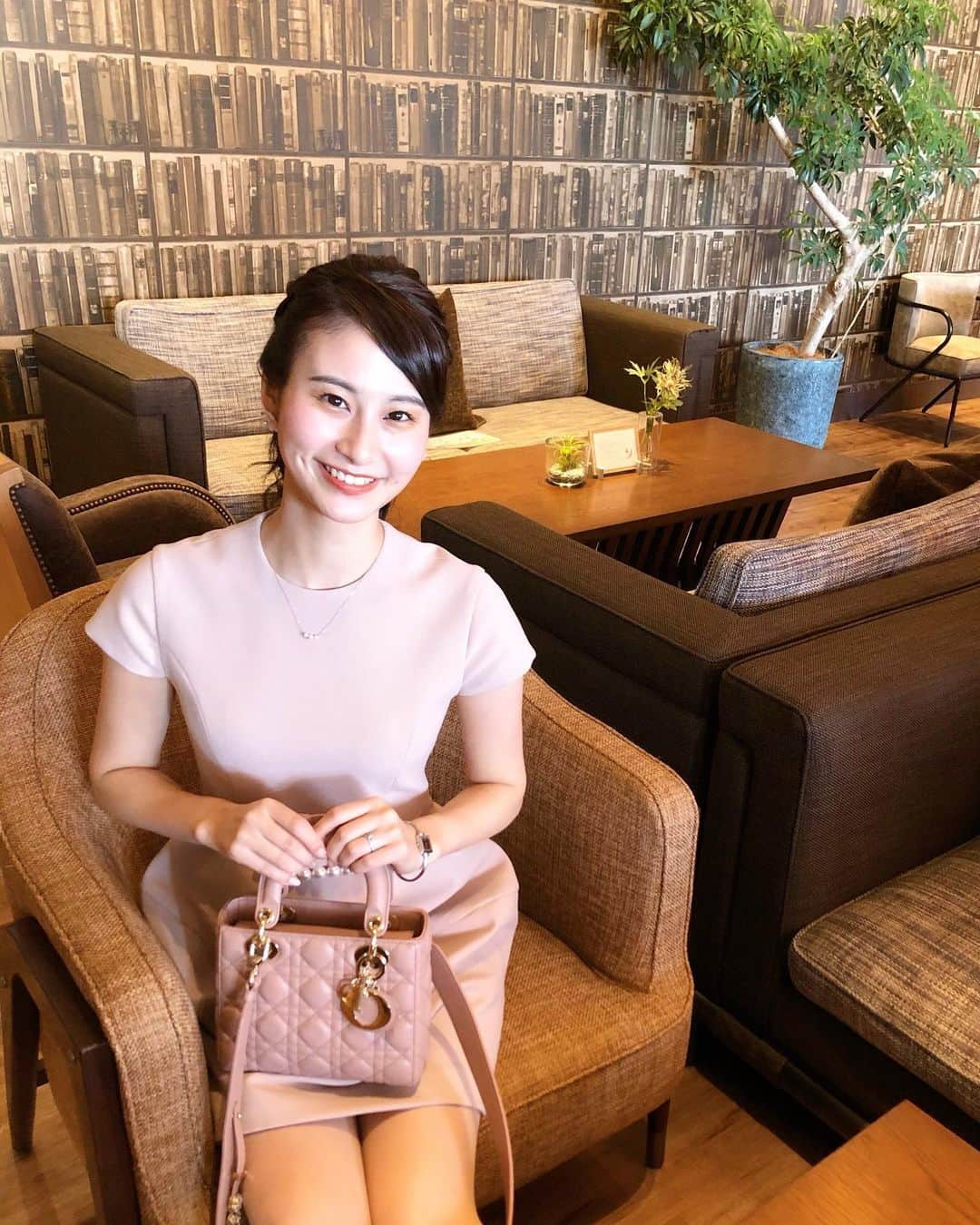 のインスタグラム：「週末は中学からの大切な友人の結婚式に参列するため大阪に帰省していました🕊 とびっきり綺麗で幸せいっぱいな花嫁姿を見て感慨深く胸いっぱいになりました🥺 吹奏楽部の同級生たちで余興も任せてくれていたので 準備期間を含めて数ヶ月間部活気分を楽しませてもらいました☺️いいものを作りたくて意見がぶつかることもあるけれど、その分達成感はひとしお🥺 そんな部活に夢中だった頃のことを思い出させてくれました。 ２枚目の写真でclosingkissのシルエットで幸せをお裾分けです💓 . あす朝はシャキット！ そして夕方は、東京シティ競馬開催二日目後半レースの進行を担当します🏇 スカパーor東京MXでご覧ください✨ あさってはついにJBCですね！！ . 今月から新しいお仕事も始まるのでそちらもまた後日お知らせします♡ . #フリーアナウンサー #佐田志歩 #yokochan #ladydior #お呼ばれドレス #ヨーコチャン」