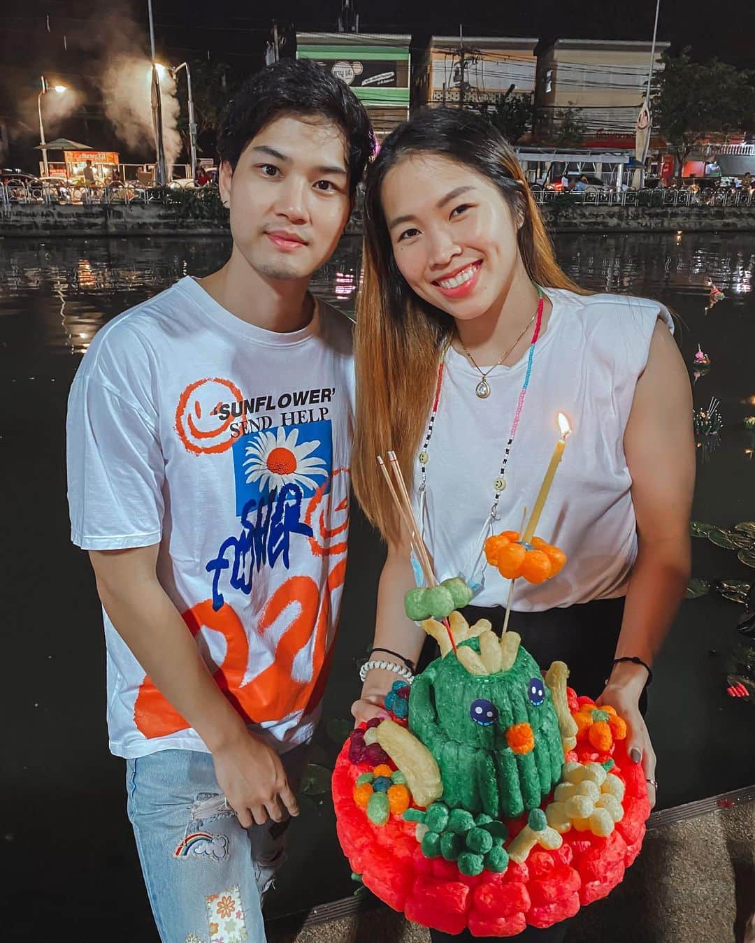ラチャノック・インタノンのインスタグラム：「Full moon shine 🌕👫」