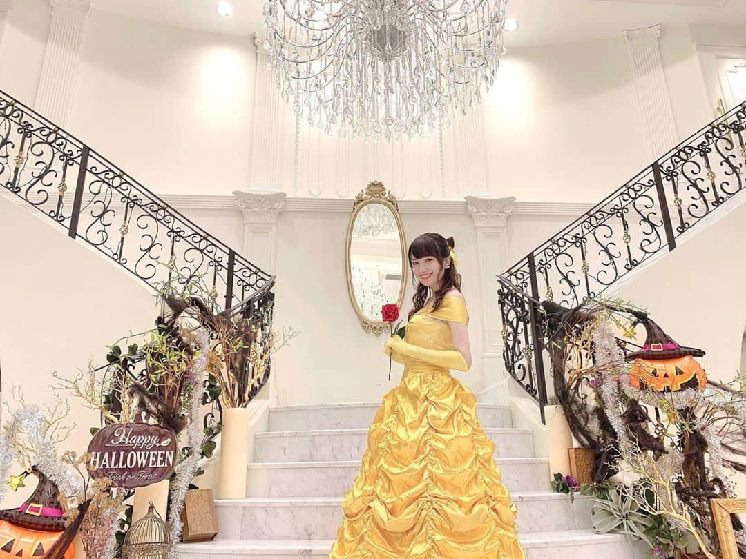 浅井麻里さんのインスタグラム写真 - (浅井麻里Instagram)「💛💛  11月スタート❣️❣️  先日ハロウィン撮影×2で、 一日で2回ベルに変身しました❤️👸🥀  これは、ウェディングドレスやカラードレスの 撮影データをちょこちょこ投稿してる、 カサ・デ・アンジェラ青山での写真📸  またまた披露宴会場の大階段で 撮っていただきましたー💕 美女と野獣の物語にも出てくる大階段✨ (メインの曲「Beauty and Beast」が 流れ始めるダンスのシーンね！) こんな素敵な場所でベルドレス着られて嬉しい❤️  もう一方の、舞浜ユーラシアでの撮影写真は、 カメラマンさんからデータいただいたら 投稿します♬♬ そっちも美女と野獣の世界観ぴったりに 撮ってもらえたから楽しみ🥀👸🦁  ハロウィン写真たっぷりあるから、 11月にも投稿させてもらっちゃうね😋笑  #カサデアンジェラ青山#結婚式場#披露宴会場#ベルドレス#ベル仮装#撮影#ドレス#美女と野獣#beautyandbeast#wedding_mari」11月1日 20時57分 - mari_asai_625