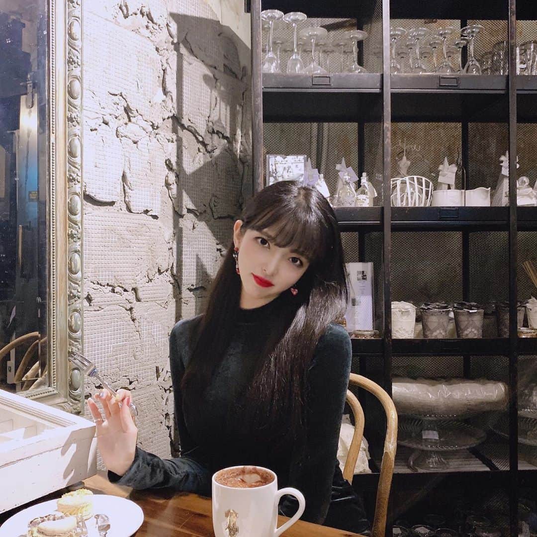 ユジョン のインスタグラム：「살짝만 웃어줘도 세상이 변하는데」