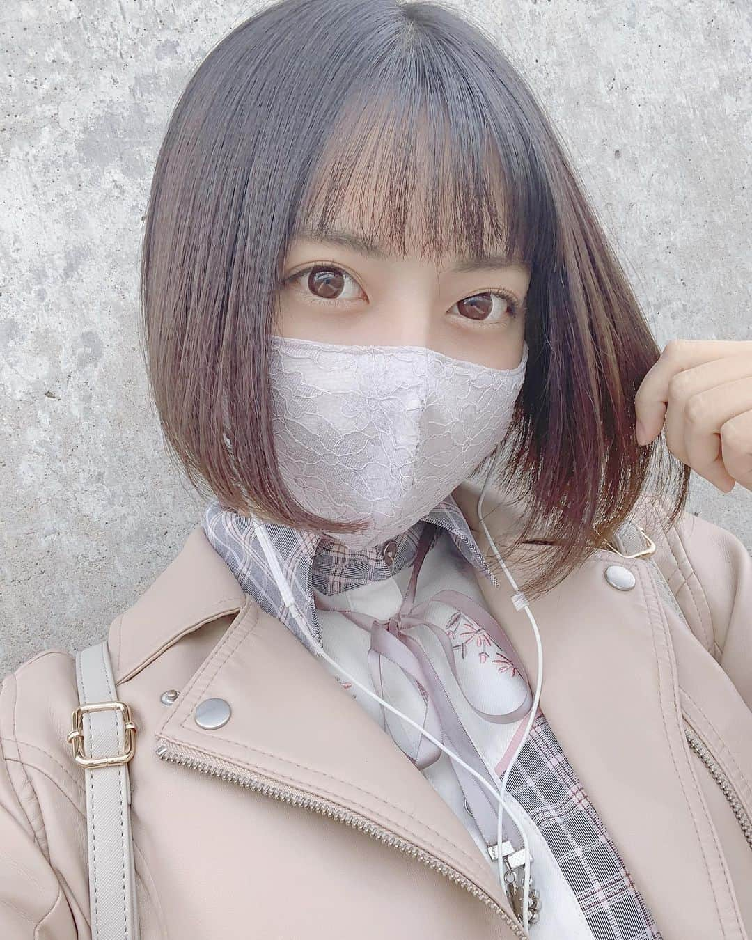 河合くるみさんのインスタグラム写真 - (河合くるみInstagram)「・ ・ またまたミニボブ復活だよ~ ・ ちょっとこんな短くなると思わなくて (担当の人違くて前回より短い気がする) びっくりしちゃった🤭 でも伸びるからいいか~🙈💭 ・ 新潟帰る前に行っておきたかったんだ🥺 ・ ・ ロングのときにくらべて 髪の毛乾かす時間短縮、シャンプートリートメントの減りの遅さなどなど ボブにしてからのメリットありすぎて 当分ショートの沼抜け出せないかも❕ ・ ・ ・ ドライヤーはダイソン🌬 シャンプー、トリートメント、オイルは &Honeyをライン使いしてます🐝💓 ・ ・ #カット #ヘアカット #ミニボブ #前下がりボブ #ボブ #ショート#サロモ #美容師 #ヘアサロン #dyson #dryer #haircut #hairstyle #followme #andhoney #shampoo #treatment #hairoil #salonmodel」11月1日 20時58分 - 6v6_krm