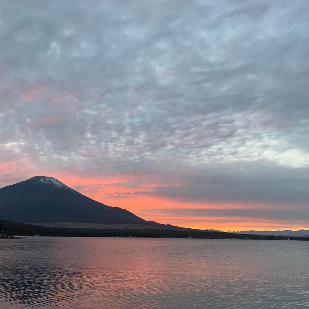 杉原勇武さんのインスタグラム写真 - (杉原勇武Instagram)「偶然、友達のカメラマンのcomyuがトレーラーハウスに寄って来て、 comyuのアドバイスで燃える富士山が撮れました。 comyu遅くまで付き合ってくれてありがとう。 #comyu」11月1日 21時07分 - isamu_katayama