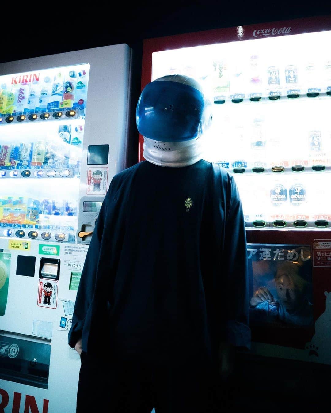 room onziemeさんのインスタグラム写真 - (room onziemeInstagram)「•﻿ 🏠📺🏠﻿ ﻿ STAYROOM ﻿ オフィシャルルームウェア第3弾！﻿ 【STARMAN CLASSIC LOGO S/S Tee】が﻿ 受注スタート🎉🎉﻿ ﻿ 自宅で最高の時間を過ごしてほしいという想いから スタートした番組「STAYROOM」﻿ 同番組のメインキャラクターを務める【STARMAN】が﻿ アメリカンポップイラストに定評のある、﻿ アートディレクター・デザイナー「DIVER」に﻿ よって描かれワンポイント刺繍であしらった一着。﻿ ﻿ オーガニックコットンを使用しており、﻿ 肌触りもよく へたりにくい素材です。﻿ また、襟周りは二本針縫製になっており﻿ 着用を重ねても伸びにくい仕様に仕上がっています。﻿ 全体的にスッキリとしたシルエットなので、﻿ 一枚でもインナーとしてもオススメの一着です。﻿ ﻿ ﻿ ■サイズ﻿ M/L﻿ 着丈 :68/71﻿ 身幅 :49/53﻿ 袖丈 :20/21.5﻿ 肩幅 :46/49﻿ （単位：cm）﻿ ﻿ ■モデル身長 / 着用サイズ﻿ Men’s 180cm / L サイズ﻿ Lady's 152cm / Mサイズ﻿ ﻿ ■素材﻿ オーガニックコットン100％﻿ ﻿ ■刺繍﻿ ﻿ 【STAYROOM】﻿ 自宅で最高の時間を過ごしてほしいという想いから ﻿ Staycation(Stay+Vacation)をコンセプトに、あらゆるジャンルをクロスオーバーに﻿ 提案してきた「ROOM」が手がける、﻿ アーティスト・クリエイターに﻿ フォーカスしたライブ配信番組。﻿ 普段見ることができない﻿ アーティストの一面を通じて﻿ 新たな価値を見出し、自身の生活や人生に彩りを﻿ 添えることができる場を提供いたします。﻿ ﻿ ﻿ 【Diver】﻿ Salvage Designという屋号で﻿ アートディレクター/デザイナーとして関西で活動。﻿ CLUSTERという﻿ フリーランスクリエイター集団を運営している。﻿ ROOMではフライヤーをはじめとした﻿ クリエイティブを担当。﻿ ﻿ ----------------------------------------﻿ #room_jp #stayroom ﻿」11月1日 21時08分 - room_jp