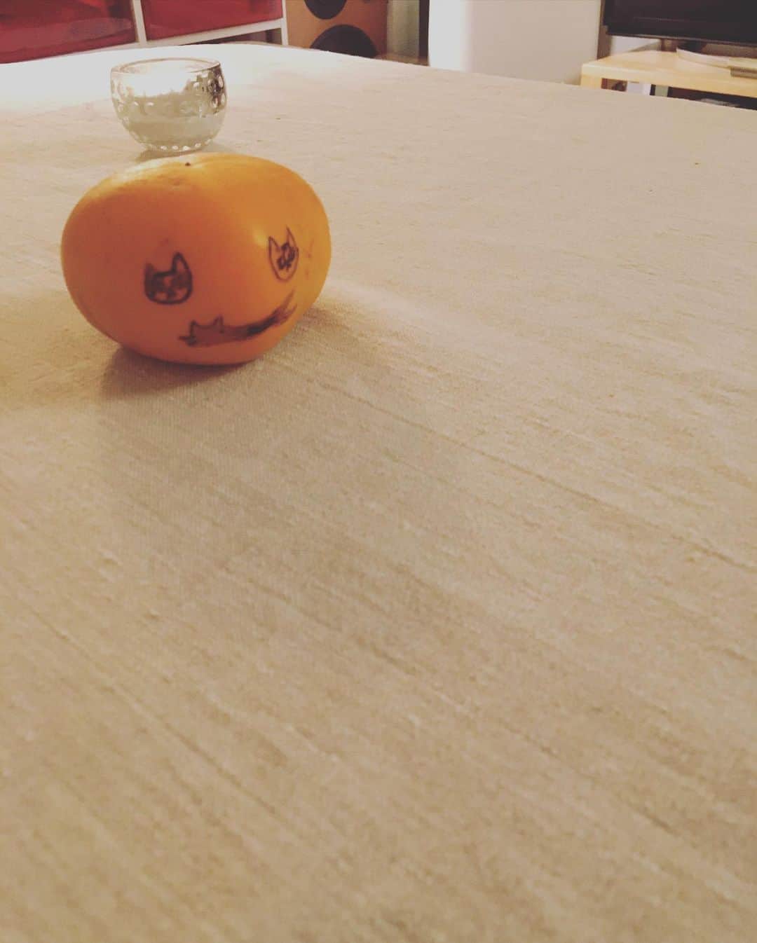 のインスタグラム：「ハロウィンとは1ミリも縁のない私のジャックオランタンだよ。  友達のインスタから丸パクリの柿案に描いた、三猫が主役だよ。  🎃  #東京下町時間　#猫沢組」