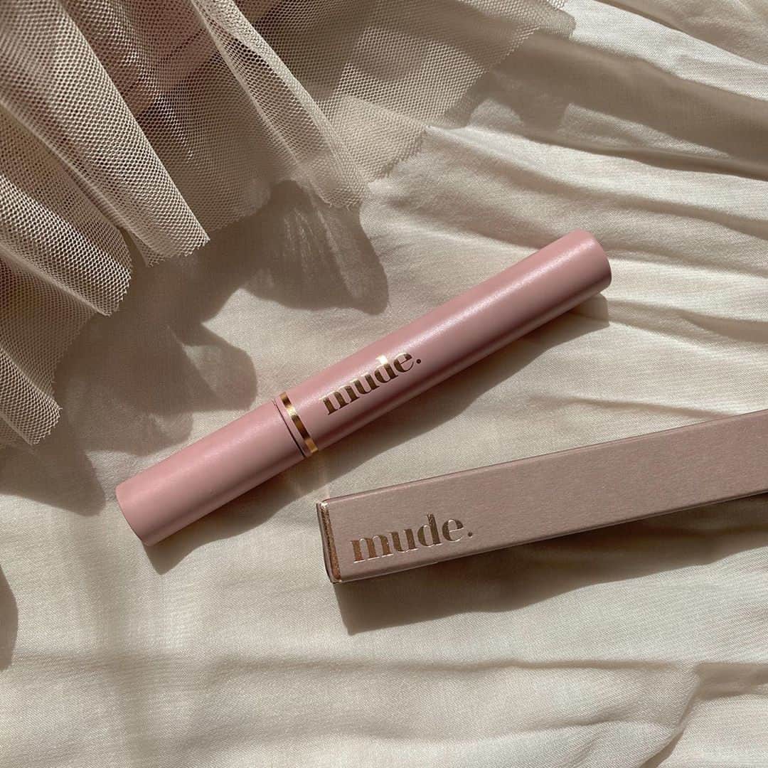 のインスタグラム：「かわいいパッケージが目印っ🌷【mude】💄⁣ ......⁣ 韓国のインフルエンサーRAEMIさんがプロデュースした【mude（ミュドゥ）】💄♡今年7月にできたばかりの最新コスメブランドなの🧚‍♀️⁣ mudeのマスカラは、細かい所まで塗りやすいブラシだから繊細なまつ毛が簡単にできちゃうの🤤💡パッケージもかわいくて最強マスカラってウワサだよっ🤫💋⁣ リップやマスカラはとっても人気で入荷したらすぐ売れちゃうんだとか🔍お友だちのプレゼントにもぴったりだよ🍒⁣ ❣❣❣❣❣⁣ サイトやSNSで掲載させていただくお写真募集中😘📸⁣ かわいいコーデやアイテム、注目スポットなどが撮れたら、ハッシュタグ→#rili_tokyo  を付けて投稿❗⁣ ．⁣ Special Thanks💋 Photo by⁣ @rinari_nari⁣ @rihoirony⁣ @kana_ysl⁣ @sasasapi.07⁣ @__y41199__⁣ @oh2ki73ko⁣ @erami___gram⁣ ．⁣ #mude#ミュドゥ#RAEMI#韓国コスメ#コスメブランド#インフルエンサー#マスカラ#リップ#rili_tokyo #おしゃれさんと繋がりたい #お洒落さんと繋がりたい #ファッション #패션스타그램 #ootd #outfit」