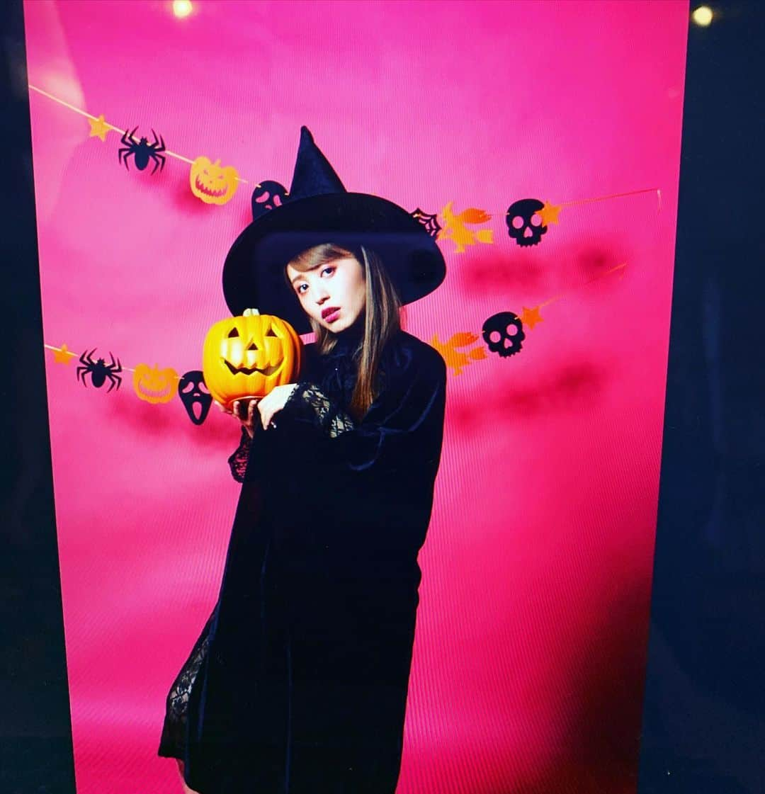 逢田梨香子のインスタグラム：「1日過ぎちゃったけどハロウィンぽい写真あったー！！🎃🎃🎃 ぽいっていうか完全にハロウィン。 Usのグッズのカレンダーのオフショット🗓」