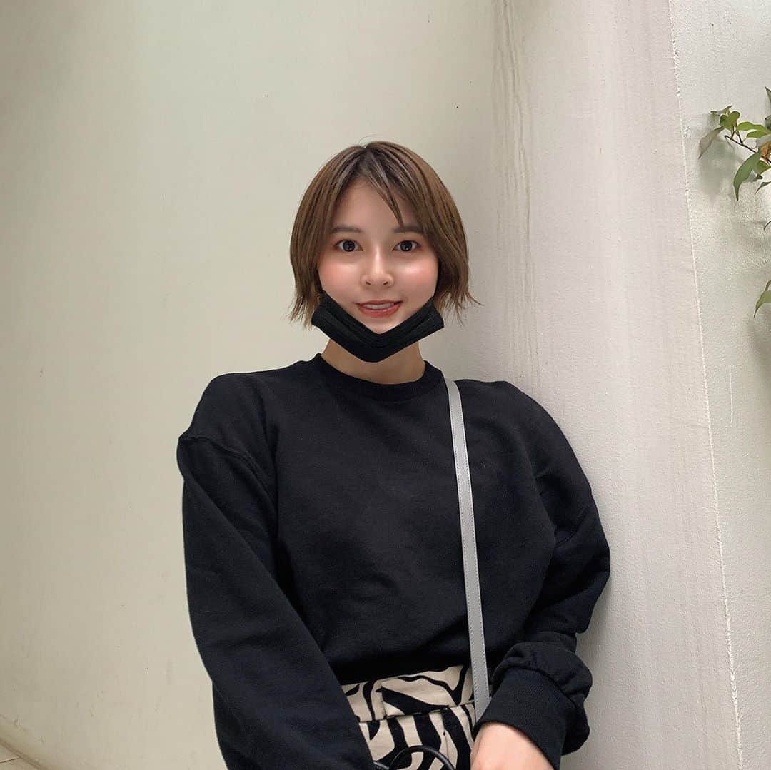 えなちぃのインスタグラム：「あれ、マスクって小顔効果ついてる？🐣 こーやって撮ると、顔小さく見えるからよき😆✌🏻」