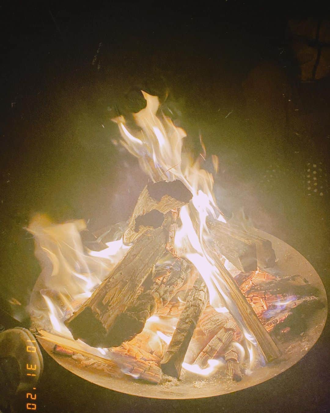 ひらさわあくびのインスタグラム：「\\ニガミキャンプ写真// あくび作ホットワイン！岩さん作鶏のビール缶ぶっ刺し蒸し焼き！はいからさん作焼きアジ！写真撮り忘れたけど他にも大量につくってたべました。またいきたいなぁぁぁ。 #ニガミ17才」