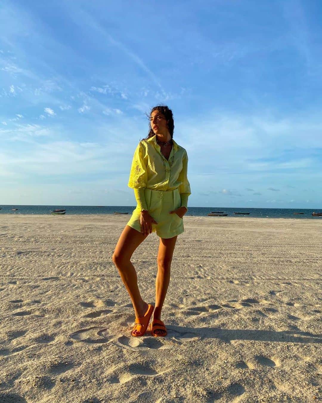 Schutzのインスタグラム：「Easy like Sunday morning 💛 @carolugoline #inmyschutz」