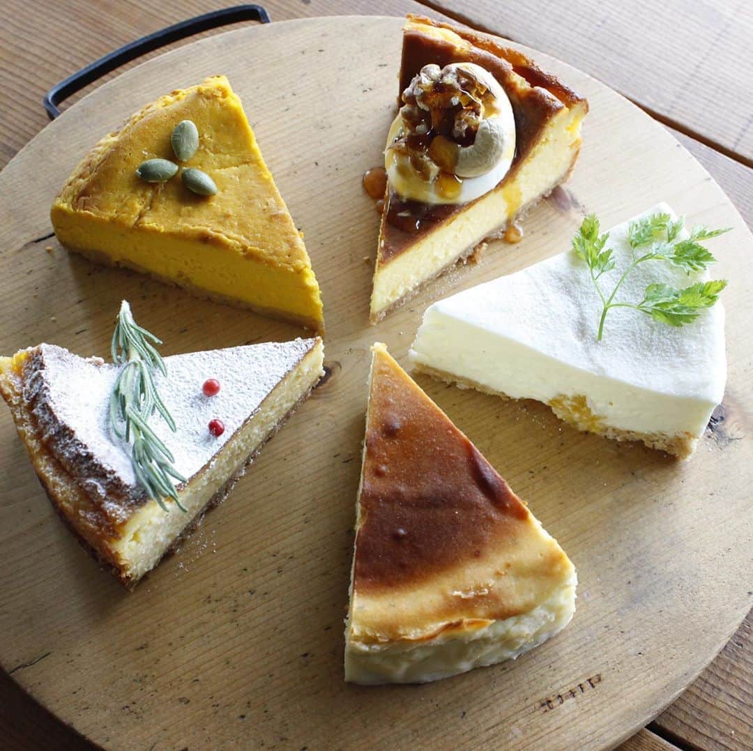 手紙社さんのインスタグラム写真 - (手紙社Instagram)「【秋のチーズ&チーズケーキフェア at 手紙舎 2nd STORY 】 朝晩が冷え込みはじめ、秋の深まりを感じますね。寒くなると食べたくなるものといえば、とろりととろけたチーズ！ 手紙舎 2nd STORYでは、11/5(木)〜15(日)のあいだ、チーズをふんだんに使ったフードやデザートを期間限定でご用意する「秋のチーズ&チーズケーキフェア」を開催いたします。  チーズケーキは、濃厚なキャラメルナッツのチーズケーキや旬の果物を使ったチーズケーキなど、リレーのバトンを繋ぐように日替わりでご用意いたします。 フードメニューからは、旬の食材にあつあつのラクレットチーズをかけたオーブン焼きや、4種類のチーズを使ったクリームパスタなどをご用意いたします。  チーズと秋の味覚を是非、お楽しみください。ご来店を心よりお待ちしております。 ㅤㅤㅤㅤㅤㅤㅤㅤㅤㅤㅤㅤㅤ ▶︎詳細は、プロフィールページのリンク「手紙社公式サイト」→EVENT INTRODUCTION「秋のチーズ&チーズケーキフェア」へ ㅤㅤㅤㅤㅤㅤㅤㅤㅤㅤㅤㅤㅤ 2020.11.1 #手紙社#手紙舎#手紙舎2ndSTORY#チーズケーキ#チーズフード」11月1日 21時04分 - tegamisha