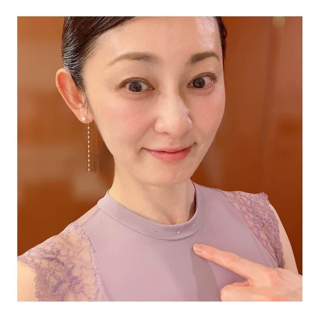 風花舞さんのインスタグラム写真 - (風花舞Instagram)「レオタード買うの、いつぶりだろう‥ っていうか、ダンスウェアは色々持っているけれど、レオタードはもう使うことないと思って持ってなくて。  この中村祥子さんデザインのレオタード、Chacottに教えに行くたびに「ステキだなー」と思っていました。  買うなら黒‥と思っていたのだけど、 買うかどうか数週に渡り悩んでいて、ようやく今日意を決して買いに行ったら時すでに遅しー😭 私のほしいサイズが完売してしまったらしく、薄紫にしました。 でもこの色も素敵。 色味を合わせてスパッツ付きスカートも。 体のラインがくっきり出るので、 鏡に映る己の姿を見て戒め、体を引き締めよう💦  サービスで(期間限定？先着○名？)首元にストーン3粒つけてもらえました💎  #chacott」11月1日 21時17分 - kazahanamai_official