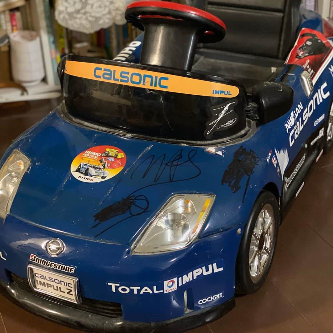 こまけいこのインスタグラム：「愛車廃車へ。  長いこと取っておいたなぁ。 思い出も多い。  最近片付けをしていて子供達の小さな頃の写真が出てきて、なんかしみじみしてる。  子育てって人によって得意な時期があるって見たことがある。 赤ちゃんの頃のお世話とか幼児の頃とかもっと大きくなって思春期とか。 私はずっと得意な時はなかったな。 でも一生懸命はやってきたと思う。 ほとんどは忘れてるけど。 そう。 大変だったこととかも毎日のことだから積み重ねれば忘れちゃう。 そしてまた新しいことが起こる。 その繰り返し。 まだまだ日々成長。」