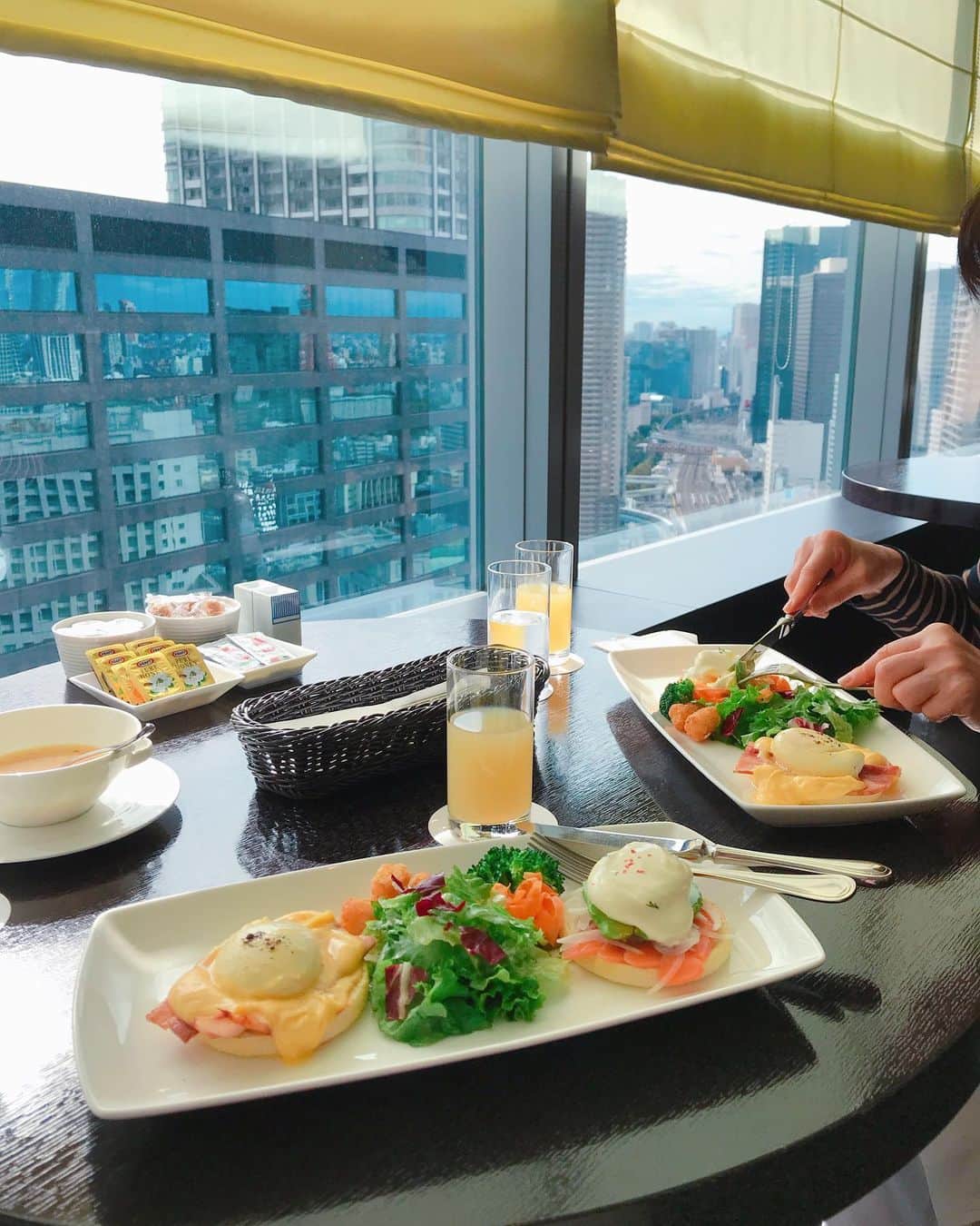 DJ MIYAさんのインスタグラム写真 - (DJ MIYAInstagram)「こんばんにゃーん❤️😃(o^^o)  パークホテル東京・宿泊記 朝食編でーすぅ💗 Momと、夜景を見ながらrelaxしながら一晩♪⭐︎✨ 朝食は、25階の【アートカラーズダイニング】の窓側の席で❤️『エッグベネディクト』を食べましたっっ♪(^^)  @parkhoteltokyo   Breakfastは、コース仕立てになっていて  温かいSOUPで、身体が目覚めました。  そしてエッグベネディクトの盛り付けの綺麗さに感動♪♪⭐︎✨🌟 ２種類も楽しめました❤️  お母さんも、すごい喜んでくれてほんと素敵な接客だし朝から別世界にいるかのような最高の気分でございます。  フォークを入れた瞬間、とろーりと出てくるたまごの黄身の高級感。 とっても美味しくて幸せ〜！！！💗❤️  サワークリームがtop onされた方も、すごく美味しかったぁー。 アイスカフェラテも、すごい気に入っちゃいました❤️💗❤️  さらに、フルーツ盛り合わせとヨーグルトも出てきて❤️爽やかな朝の始まりでした❤️(^^)  「パークホテル東京」で検索してね♪  Support By woomy ウーミーPR  ご招待いただいて宿泊させて頂きました。 ありがとうございました😊(^ ^)  【2020.10月29日　パークホテル東京・宿泊記 朝食編】  #PR #パークホテル東京 #GOTOトラベル #GOTOキャンペーン #東京ホテル #ラグジュアリーホテル #ホテルステイ #宿泊レポート #女子会コーデ #ホテル巡り #ホテル朝食 #旅ブロガー #旅インフルエンサー #東京観光  #旅インスタグラマー #インスタグラマー #インフルエンサー #トラベラー #パークホテル #parkhoteltokyo #ホテル好き #宿泊レポ #旅好き女子 #今日のコーデ #ファッションブロガー #GOTOトラベルキャンペーン #汐留  #エッグベネディクト #グルメ女子 #一休レストラン」11月1日 21時17分 - dj_miya
