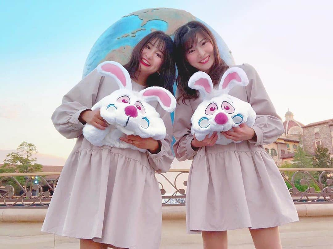 松本紗依のインスタグラム：「🐇🕒 * 頭こっつんこ👭 * #ディズニーコーデ #ディズニーシーコーデ #ファンキャップ #白うさぎ #ホワイトコーデ #写真 #ディズニー #👗」