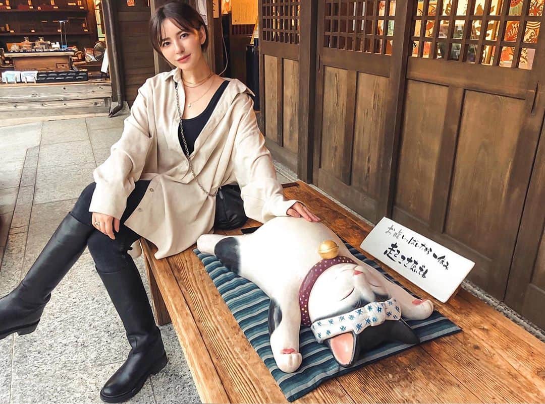 スミス楓のインスタグラム：「誕生日の伊勢旅行で行ったおかげ横丁🏮 9月29日は"来る福"の日で招き猫の日だったらしい🐱🧧 この猫かわいすぎない？😂🥱伊勢また行きたいなぁ #伊勢神宮#おかげ横丁#招き猫」