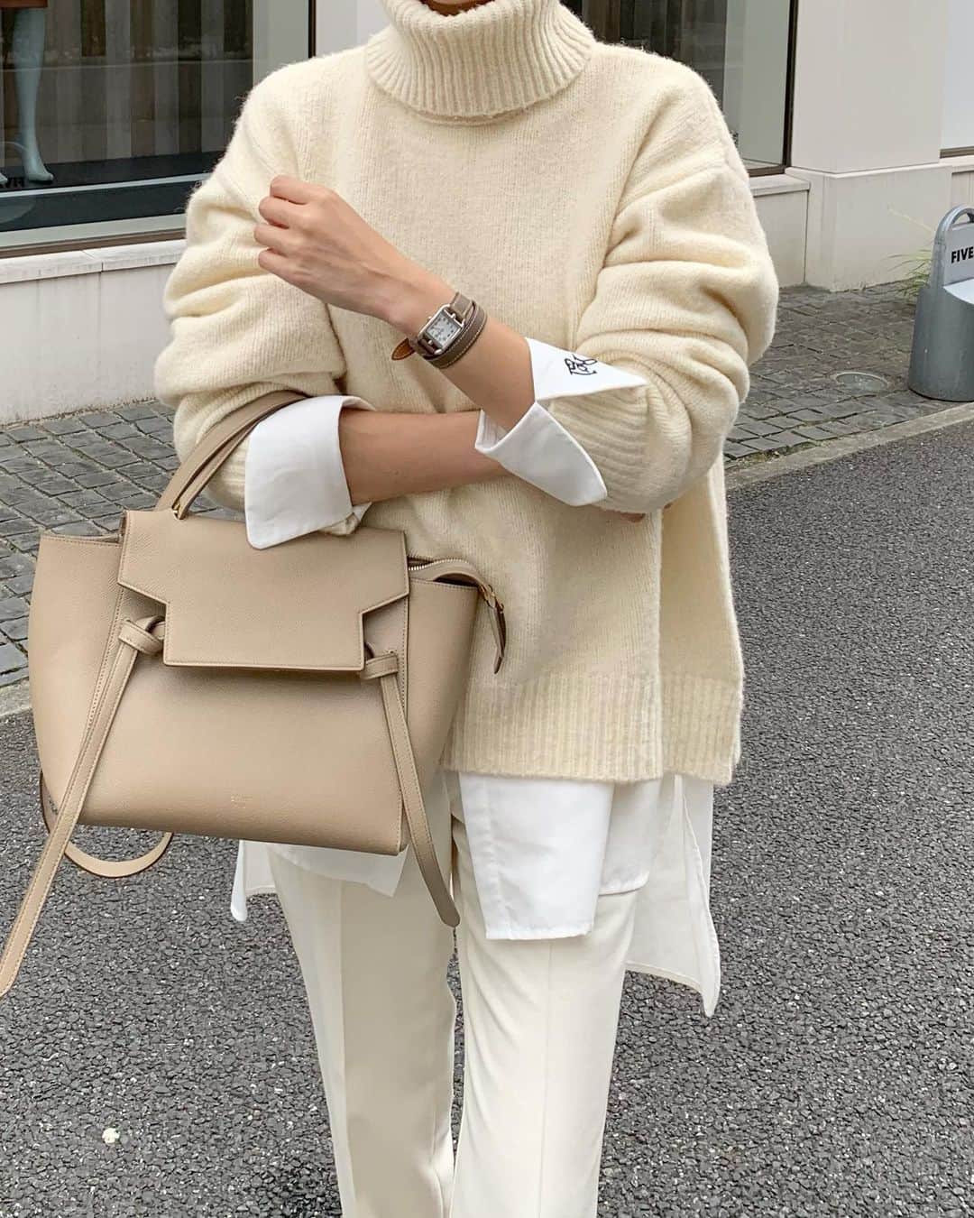 金子麻貴さんのインスタグラム写真 - (金子麻貴Instagram)「ニットがちょうど良い季節ですね💕  この前のホワイトコーデはベージュの小物で。  今年のロゴシャツはこんなボリュームニットに重ねてもカフスがしっかり出るので真冬もかなり使えそう❤️  #fashion#regleam#plst#celine#ホワイトコーデ#ママコーデ#ニット#タートルネック#シンプルコーデ」11月1日 21時10分 - mtmmaki