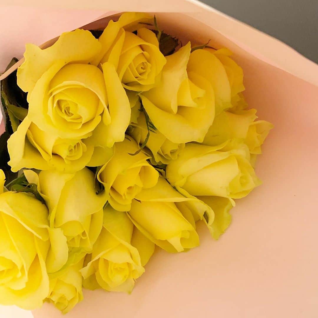 中林美和さんのインスタグラム写真 - (中林美和Instagram)「閉店間際のお花屋さんに寄って、 ショーケースに残っていた黄色い薔薇を全部買い。 赤でもピンクでもなく、 黄色い薔薇ってなんか好き💛  #花のある暮らし#癒されるね#お花」11月1日 21時15分 - miwanakabayashi