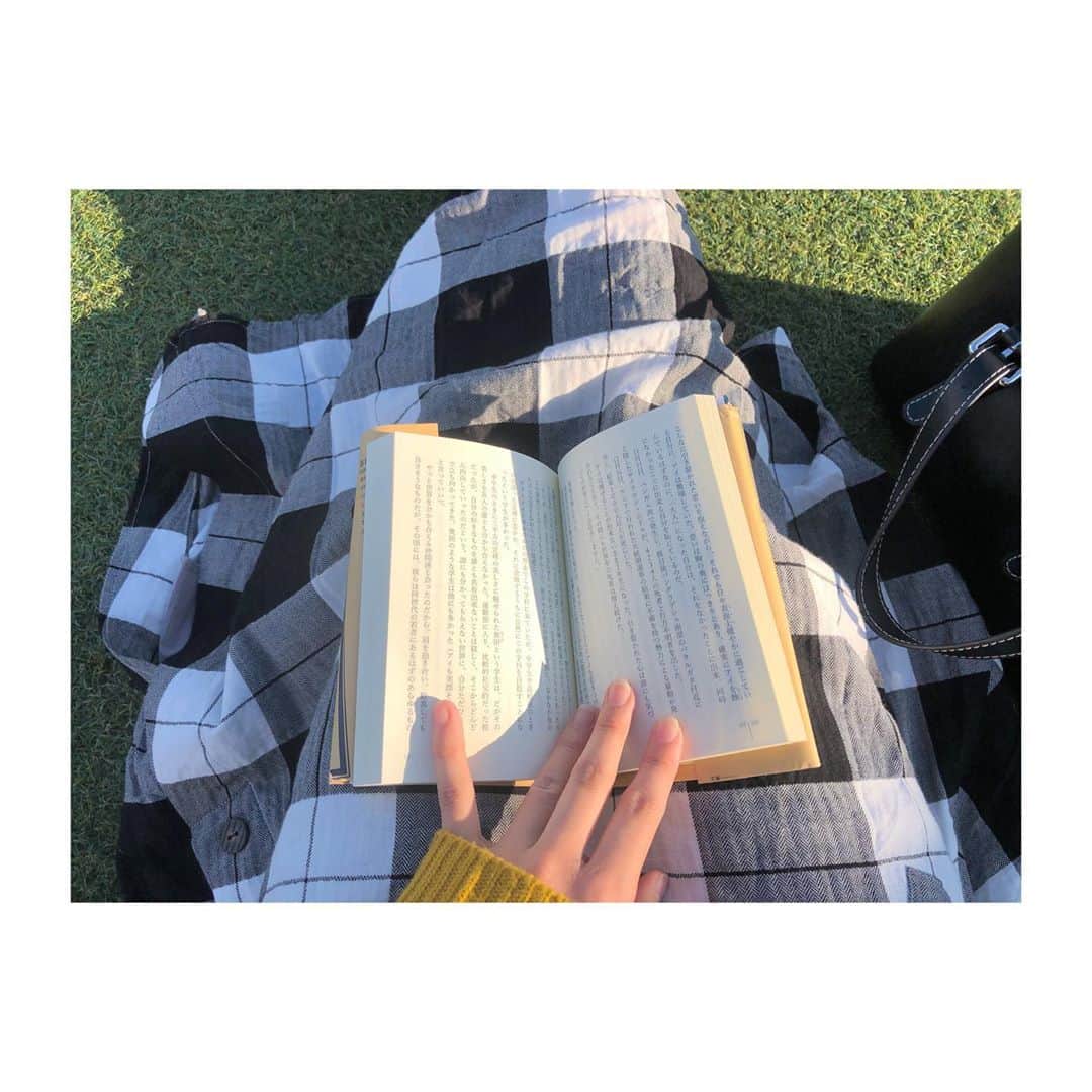 森脇加奈子のインスタグラム：「📖  屋外読書、とてもよいです 今の季節にバッチリ〜 日向はぽかぽかで眠くなるけど最高！ ですが読書は基本苦手なので物語文しかスラスラと読めません 頭を使いながら読むものはまだ慣れない…  今読んでるのは西加奈子さんの『i』です  #何気に100投稿目」