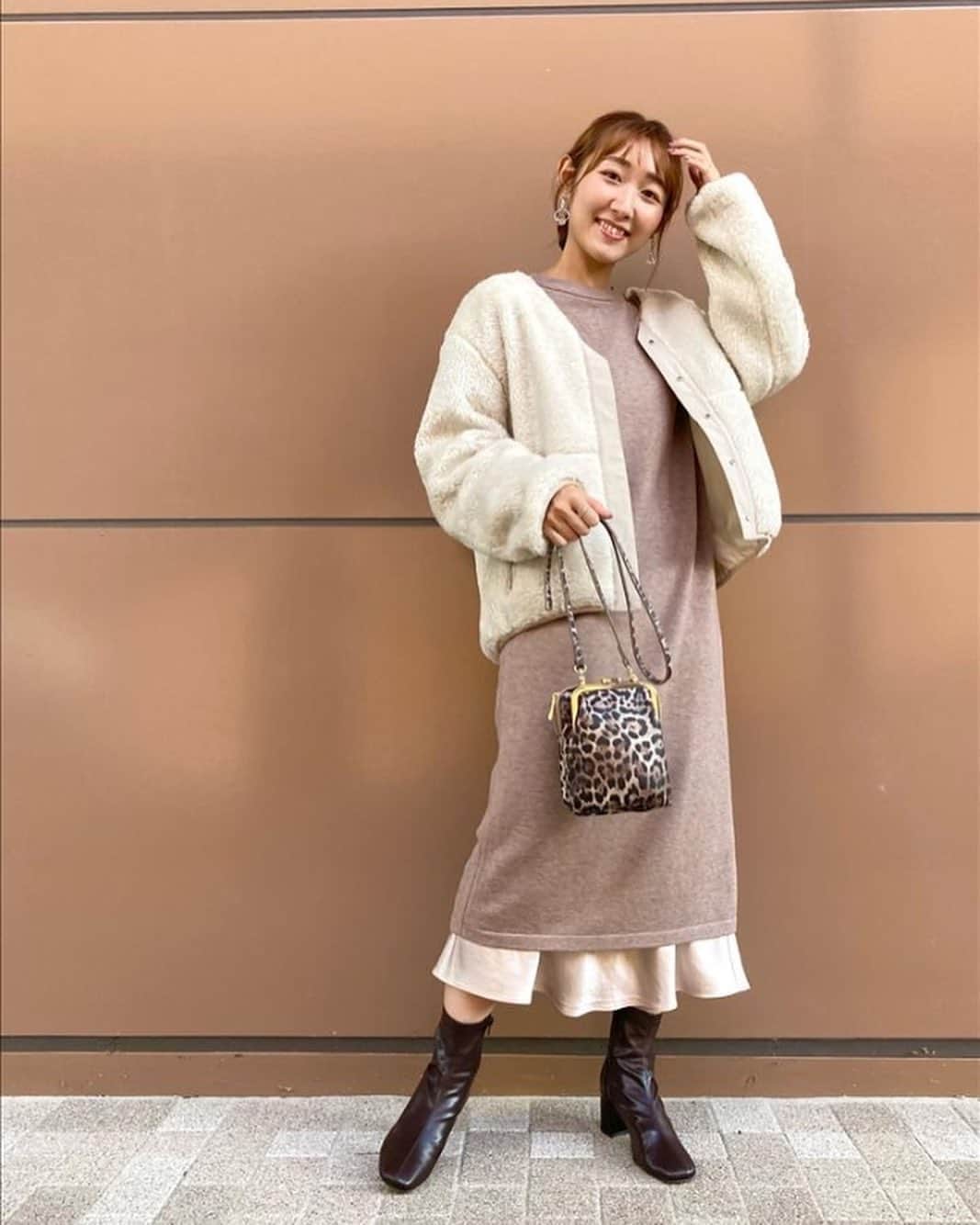 ozoc_officialのインスタグラム：「【recommend✨】 ﻿ ﻿ ……………………………………………………﻿ ﻿ Vネックノーカラーエコファーブルゾン﻿ ﻿ 軽量でこれからの時期とても羽織りやすいブルゾン﻿ 毛足が長めなので大人に雰囲気にしてくれます。短丈なのでワンピースやレイヤードスタイルとの相性も◎！﻿ ﻿ ✔︎ OZOC各店舗、WEB STOREにて販売中﻿ ﻿ ……………………………………………………﻿ ﻿ ﻿ ﻿ #OZOC #オゾック﻿ ﻿ #coordinate #ファッション#コーディネート #コーデ #大人カジュアル #カジュアルコーデ #大人かわいい #ootd #code #outfit #fashion #きょコ #リラックスコーデ #autumn #秋スタイル #秋コーデ #秋ファッション #シンプルコーデ #今日のコーデ #ワントーンコーデ　#エコファー　#エコファーブルゾン」