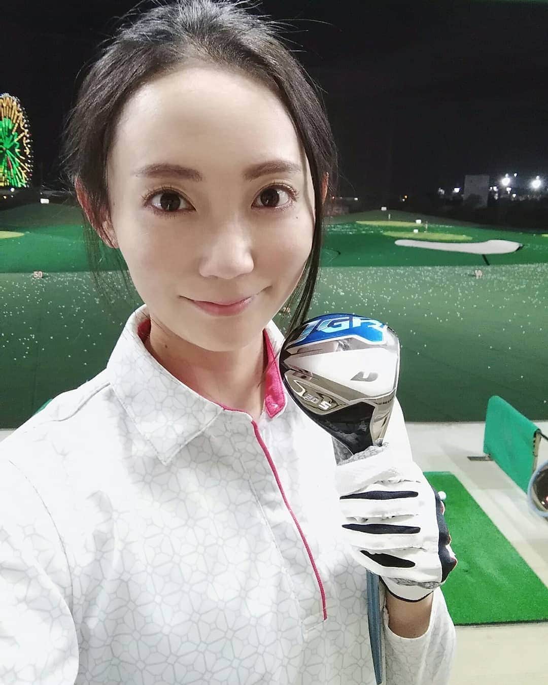 のインスタグラム：「誕生日プレゼントにいただいたブリヂストンJGRの5w⛳ぶっ飛びクラブと言われている通り、ちょっと失敗しても飛んでくれます👍普段5wは130yぐらいしか飛ばないけど、それ以上飛んでグリーンオーバーしちゃいました🏌（しかもバンカーに入ってた笑）デカイ！って声入ってるし😂完全に力み過ぎてるし左足踏ん張れてないね💦 今日は久しぶりに葛西で練習してお肉食べて帰宅👣明日は3週間振りのラウンドです🎶楽しみ😆 #ブリヂストン #5w #JGR #ゴルフ #ゴルフ大好き #ゴルフ女子 #ゴルフ男子 #ゴルフコーデ #鎌倉パブリックゴルフ場 #鎌倉パブリック #ゴルフ女子あるある #アンバサダー #ゴルフ場 #大船駅からすぐ #鎌倉 #パブリックゴルフ場 #関東ゴルフ #鎌倉ゴルフ #神奈川県 #秋ゴルフ #目指せ100切り #インスタゴルフ女子 #kamakura #golf #lovegolf #instagolf #golfstagram #ゴルフ好きな人と繋がりたい #ゴルフ女子と繋がりたい」