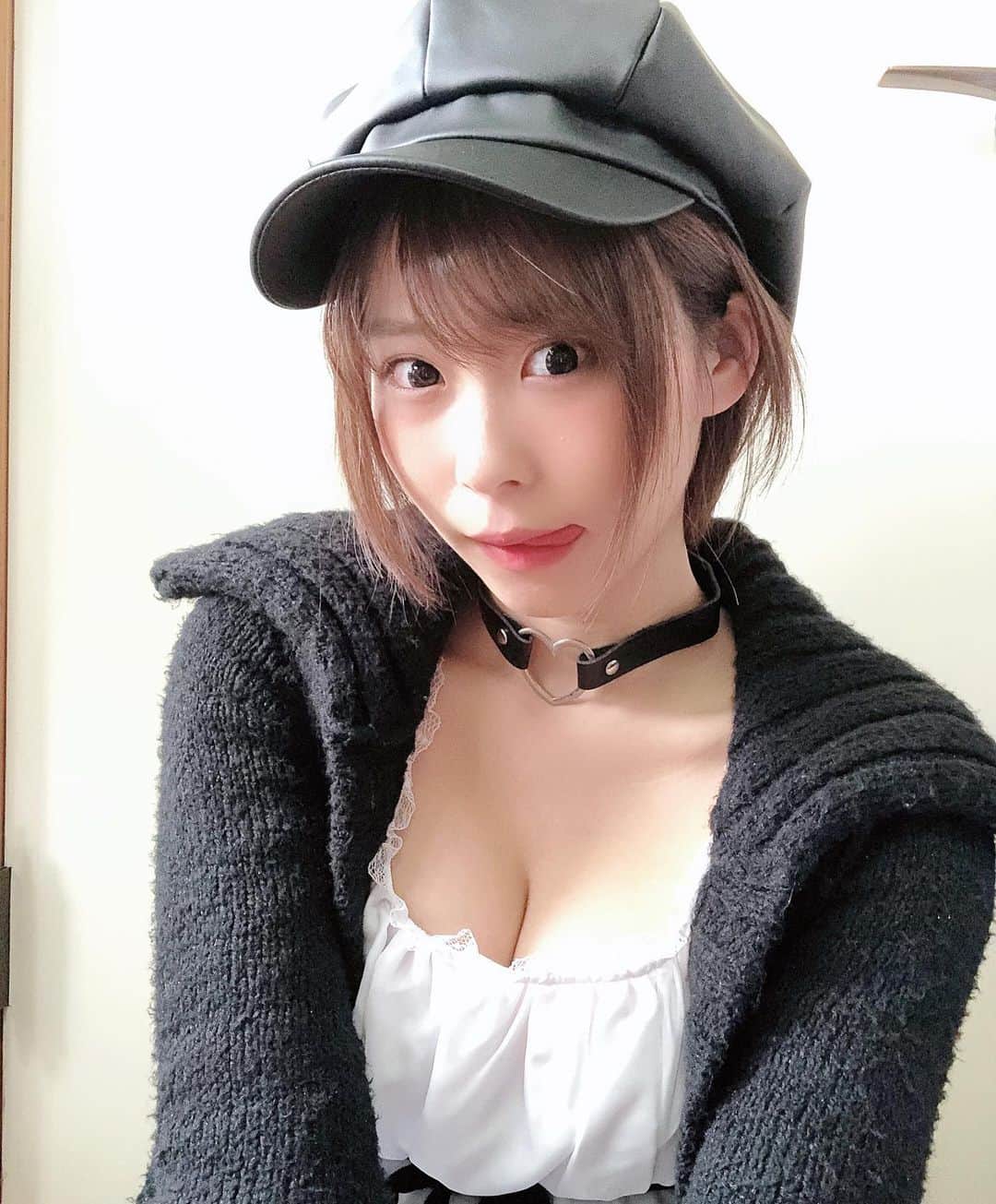のインスタグラム：「一目惚れ帽子Get〜🧢✌️ ・ ・ #レザー　#レザー帽子　#あやぽんコーデ　 #girl #ショートカット女子  #shooting #셀카 #미소녀 #일본인 #非常好 #摄影 #塚田綾佳」