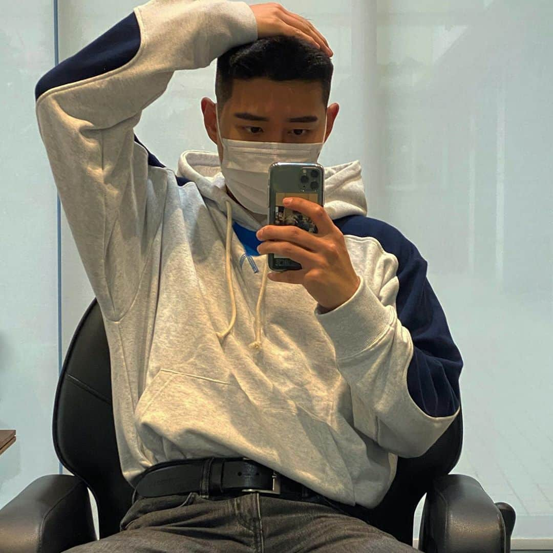 ビボム さんのインスタグラム写真 - (ビボム Instagram)「기분좋게 11월 시작 💇🏻‍♂️」11月1日 21時19分 - bbomb2011